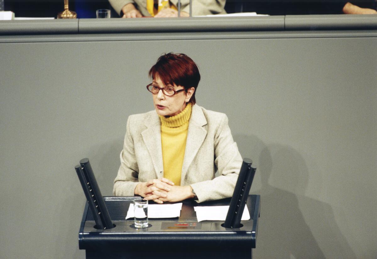 Christine Ostrowski, PDS, MdB, hält eine Rede im Deutschen Bundestag unter Vorsitz von Bundestagsvizepräsidentin Anke Fuchs, SPD, MdB.; Bundestagsabgeordnete, Abgeordnete Ostrowski, Christine Christine Ostrowski, PDS, MdB, hält eine Rede im Deutschen Bundestag unter Vorsitz von Bundestagsvizepräsidentin Anke Fuchs, SPD, MdB.; Bundestagsabgeordnete, Abgeordnete