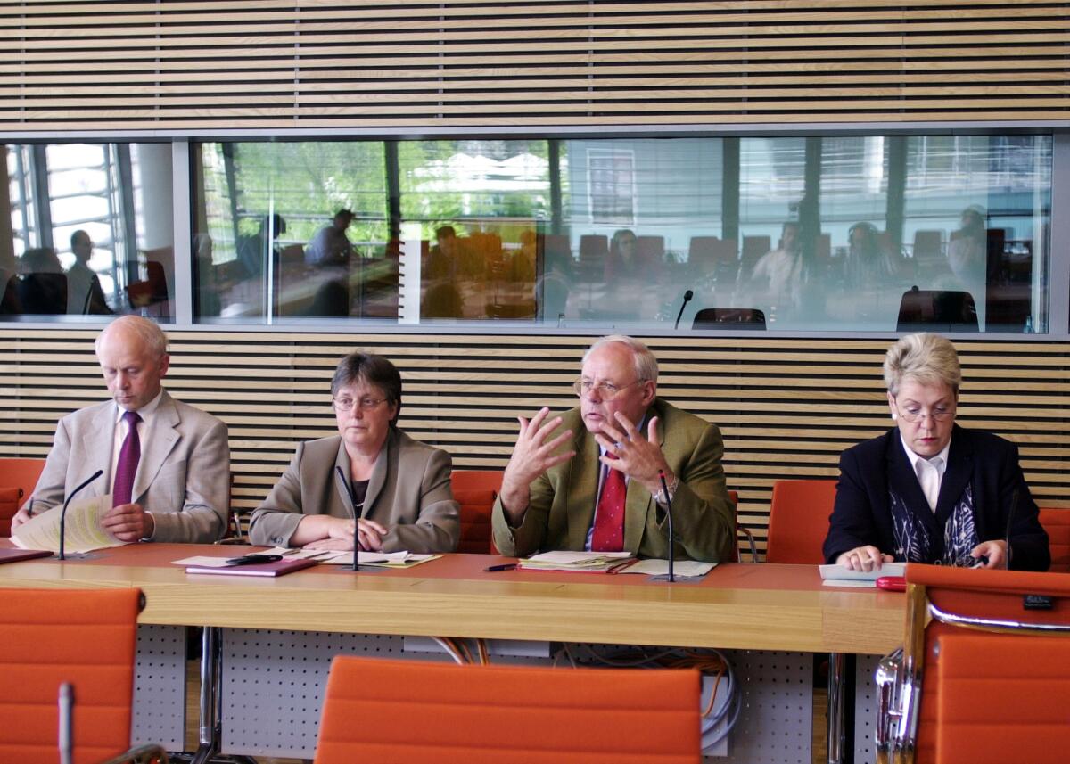 Pressekonferenz, Jahresbericht 2001 des Petitionsausschuss,; Heidemarie Lüth, PDS, Ausschussvorsitzende, (2. v.l.,) Bernd Reuter, SPD, Obmann, (2. v.r.).; Konferenz Lüth, Heidemarie; Reuter, Bernd Pressekonferenz, Jahresbericht 2001 des Petitionsausschuss,; Heidemarie Lüth, PDS, Ausschussvorsitzende, (2. v.l.,) Bernd Reuter, SPD, Obmann, (2. v.r.).; Konferenz