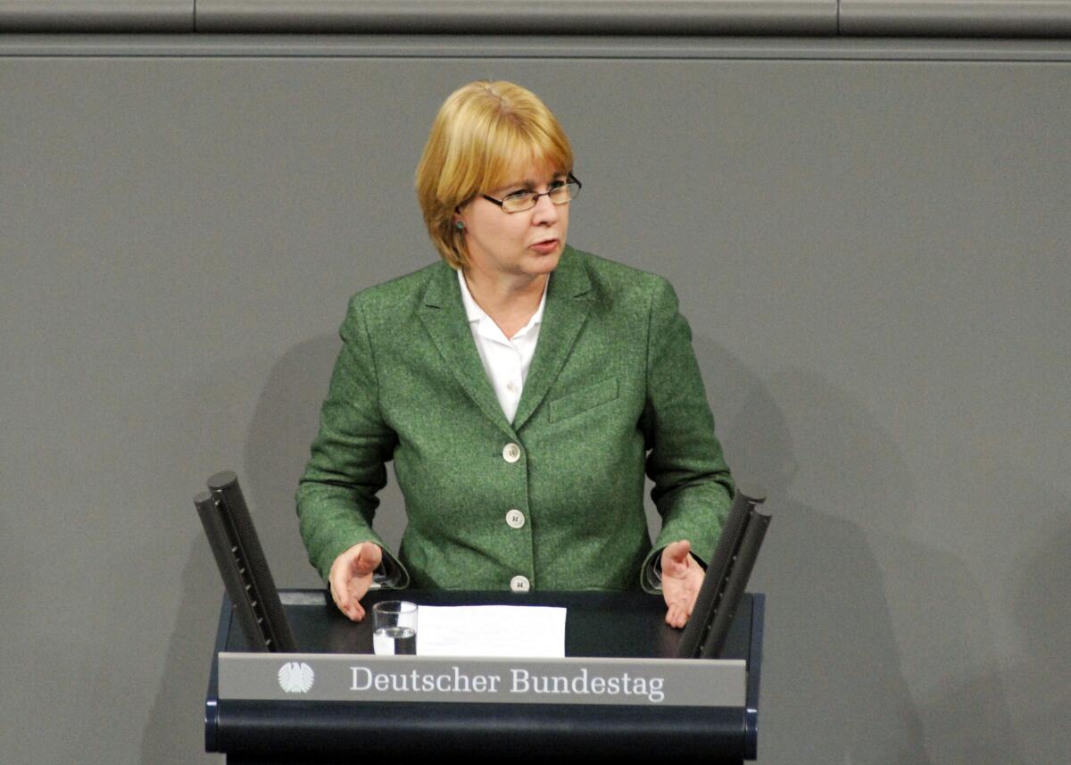 Krista Sager, Bündnis 90/Die Grünen, Bundestagsabgeordnete, Abgeordnete, Mitglied des Deutschen Bundestages, MdB, Rede, Deutscher Bundestag, 21. Sitzung, TOP 5, Thema: Internationalisierung von Wissenschaft und Forschung.; Rednerpult. Sager, Krista Krista Sager, Bündnis 90/Die Grünen, Bundestagsabgeordnete, Abgeordnete, Mitglied des Deutschen Bundestages, MdB, Rede, Deutscher Bundestag, 21. Sitzung, TOP 5, Thema: Internationalisierung von Wissenschaft und Forschung.; Rednerpult.