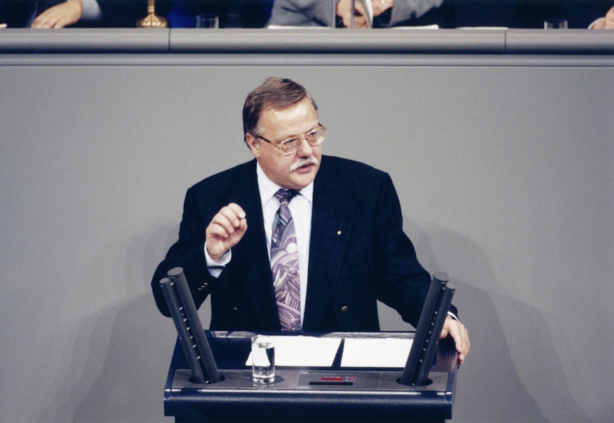 Norbert Otto, CDU/CSU, MdB, hält eine Rede im Deutschen Bundestag unter Vorsitz von Bundestagsvizepräsidentin Petra Bläss, PDS.; Bundestagsabgeordneter, Abgeordneter, Gestik, gestikulieren, gestikulierend Otto, Norbert Norbert Otto, CDU/CSU, MdB, hält eine Rede im Deutschen Bundestag unter Vorsitz von Bundestagsvizepräsidentin Petra Bläss, PDS.; Bundestagsabgeordneter, Abgeordneter, Gestik, gestikulieren, gestikulierend