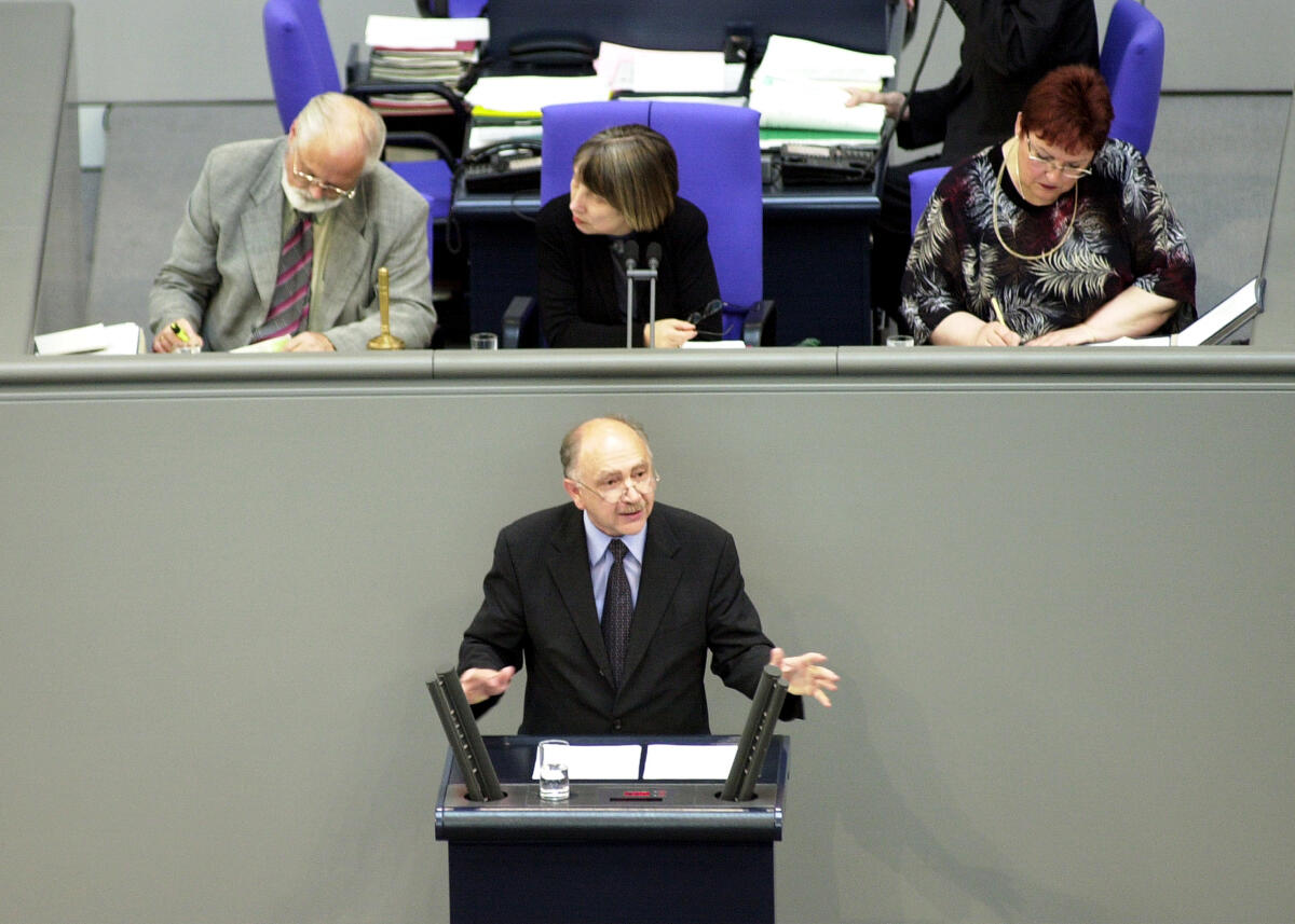 Götz, Peter; Vollmer, Antje Peter Götz, CDU/CSU, Rede im Deutschen Bundestag, 237. Bundestagssitzung; Vorsitz: Bundestagsvizepräsidentin Dr. Antje Vollmer, Bündnis 90/Die Grünen.; Bundestagsabgeordneter, Abgeordneter, Vizepräsident, Plenum, Rednerpult
