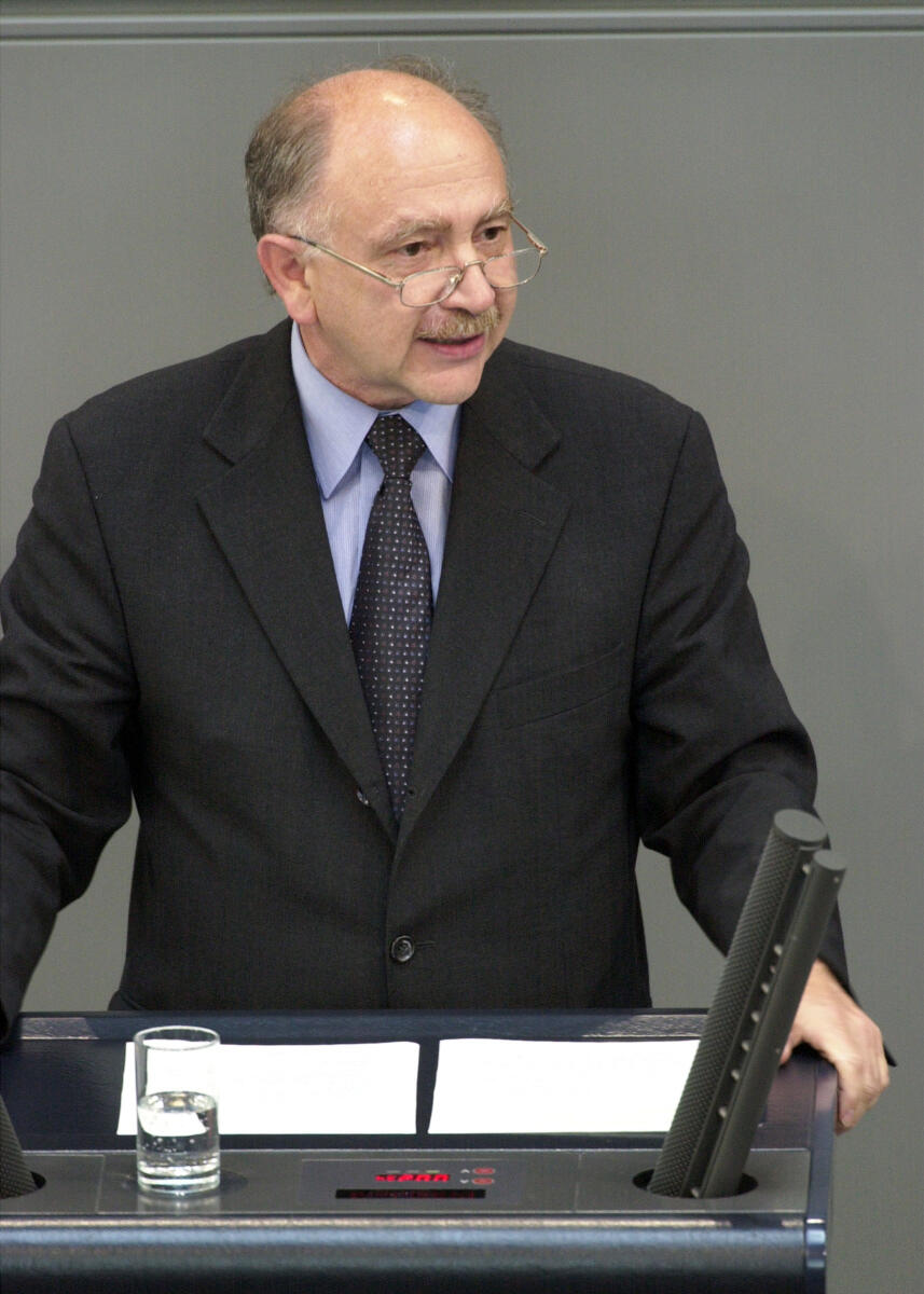 Götz, Peter Peter Götz, CDU/CSU, MdB, Rede im Deutschen Bundestag, 237. Bundestagssitzung.; Bundestagabgeordneter, Abgeordneter, Plenum, Rednerpult
