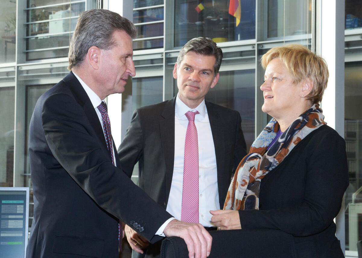 Günther Oettinger, EU-Kommissar für Digitale Wirtschaft und Gesellschaft, ist zu Gast beim Ausschuss des Deutschen Bundestages für Recht und Verbraucherschutz. Renate Künast, Bündnis 90/Die Grünen, Vorsitzende des Bundestagsausschusses, leitet die Sitzung. Mitte: der Bundestagsabgeordnete Ingo Wellenreuther, CDU/CSU. Künast, Renate; Oettinger, Günther; Wellenreuther, Ingo Günther Oettinger, EU-Kommissar für Digitale Wirtschaft und Gesellschaft, ist zu Gast beim Ausschuss des Deutschen Bundestages für Recht und Verbraucherschutz. Renate Künast, Bündnis 90/Die Grünen, Vorsitzende des Bundestagsausschusses, leitet die Sitzung. Mitte: der Bundestagsabgeordnete Ingo Wellenreuther, CDU/CSU.