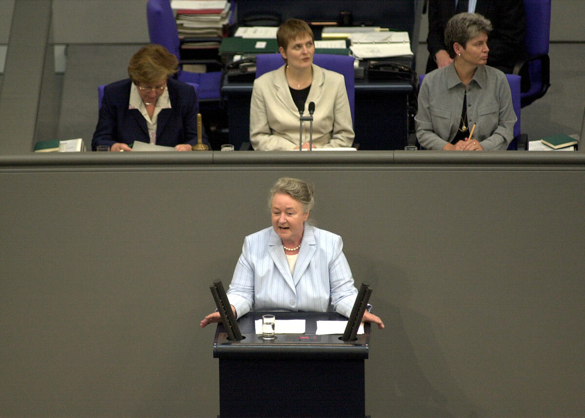 Blank, Renate; Bläss, Petra Renate Blank, CDU/CSU, MdB, Rede im Deutschen Bundestag, 245. Bundestagssitzung.; Vorsitz: Bundestagsvizepräsidentin Petra Bläss, PDS.; Bundestagsabgeordnete, Abgeordnete, Plenum, Rednerpult, Vizepräsidentin