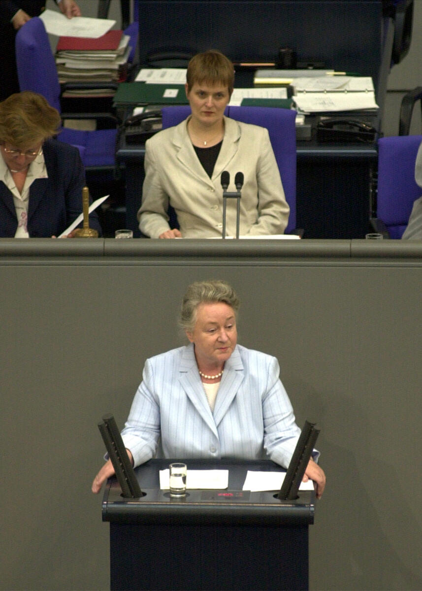 Renate Blank, CDU/CSU, MdB, Rede im Deutschen Bundestag, 245. Bundestagssitzung.; Vorsitz: Bundestagsvizepräsidentin Petra Bläss, PDS.; Bundestagsabgeordnete, Abgeordnete, Plenum, Rednerpult, Vizepräsidentin Blank, Renate; Bläss, Petra Renate Blank, CDU/CSU, MdB, Rede im Deutschen Bundestag, 245. Bundestagssitzung.; Vorsitz: Bundestagsvizepräsidentin Petra Bläss, PDS.; Bundestagsabgeordnete, Abgeordnete, Plenum, Rednerpult, Vizepräsidentin