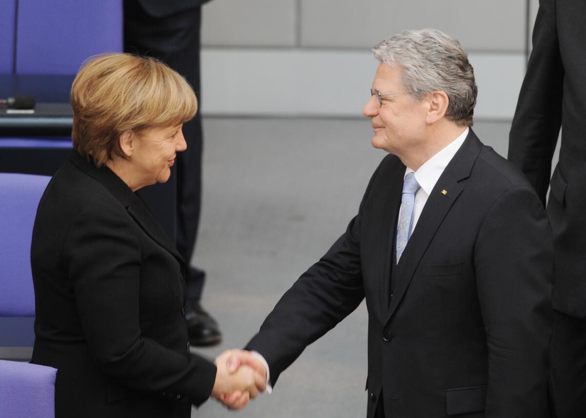In einer gemeinsamen Sitzung, der 169. des Deutschen Bundestages, leistet der neu gewählte Bundespräsident Dr. h. c. Joachim Gauck, den Eid. Bundestagspräsident Prof. Dr. Norbert Lammert, CDU/CSU, leitet die Sitzung. Danach hält der Bundesratspräsident, Horst Seehofer, CDU/CSU, eine Rede. Anschliessend folgt die Eidesleistung (Vereidigung) des neuen Staatsoberhauptes. Hier gratuliert die Bundeskanzlerin Dr. Angela Merkel, CDU/CSU Gauck, Joachim; Merkel, Angela In einer gemeinsamen Sitzung, der 169. des Deutschen Bundestages, leistet der neu gewählte Bundespräsident Dr. h. c. Joachim Gauck, den Eid. Bundestagspräsident Prof. Dr. Norbert Lammert, CDU/CSU, leitet die Sitzung. Danach hält der Bundesratspräsident, Horst Seehofer, CDU/CSU, eine Rede. Anschliessend folgt die Eidesleistung (Vereidigung) des neuen Staatsoberhauptes. Hier gratuliert die Bundeskanzlerin Dr. Angela Merkel, CDU/CSU
