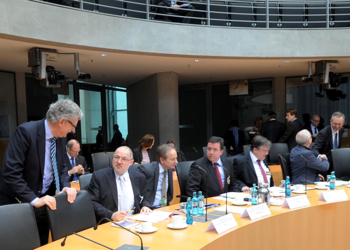 Der Ausschuss des Deutschen Bundestages hat mit Beteiligung von Sachverständigen (hier im Bild) eine Öffentliche Anhörung zum Thema: "Finanzmarktwächter". Die Ausschusssitzung wird von dem Ausschussvorsitzenden Hans-Michael Goldmann, (li), FDP, geleitet. Goldmann, Hans-Michael Der Ausschuss des Deutschen Bundestages hat mit Beteiligung von Sachverständigen (hier im Bild) eine Öffentliche Anhörung zum Thema: "Finanzmarktwächter". Die Ausschusssitzung wird von dem Ausschussvorsitzenden Hans-Michael Goldmann, (li), FDP, geleitet.