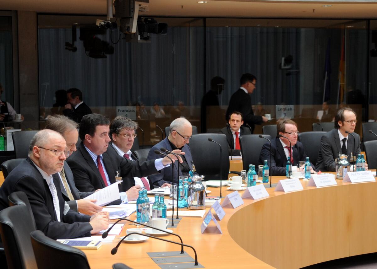 Der Ausschuss des Deutschen Bundestages hat mit Beteiligung von Sachverständigen (hier im Bild) eine Öffentliche Anhörung zum Thema: "Finanzmarktwächter". Die Ausschusssitzung wird von dem Ausschussvorsitzenden Hans-Michael Goldmann, FDP, geleitet. Der Ausschuss des Deutschen Bundestages hat mit Beteiligung von Sachverständigen (hier im Bild) eine Öffentliche Anhörung zum Thema: "Finanzmarktwächter". Die Ausschusssitzung wird von dem Ausschussvorsitzenden Hans-Michael Goldmann, FDP, geleitet.