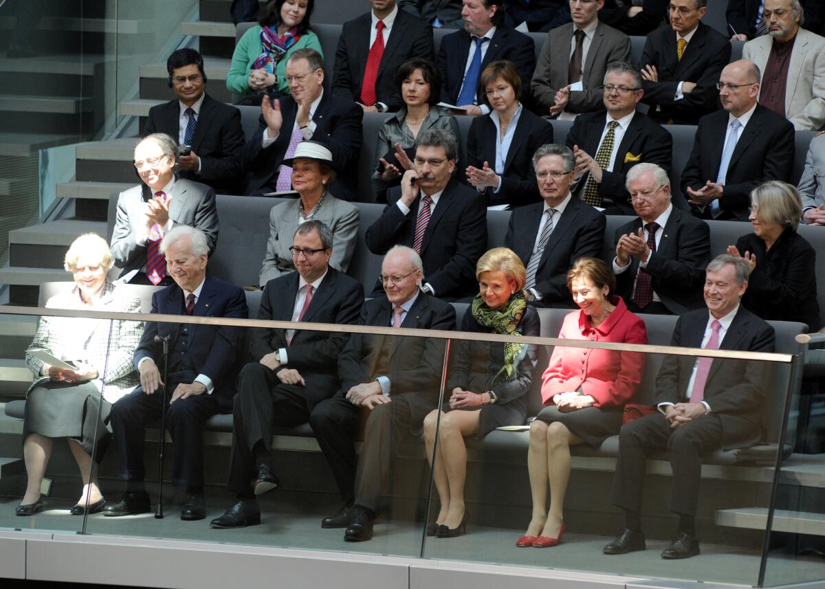 In einer gemeinsamen Sitzung, der 169. des Deutschen Bundestages, leistet der neu gewählte Bundespräsident Dr. h. c. Joachim Gauck, den Eid. Bundestagspräsident Prof. Dr. Norbert Lammert, CDU/CSU, leitet die Sitzung. Danach hält der Bundesratspräsident, Horst Seehofer, CDU/CSU, eine Rede. Anschliessend folgt die Eidesleistung (Vereidigung) des neuen Staatsoberhauptes. Hier die Ehrentribüne mit u.a. den Altbundespräsidenten Roman Herzog, Richard v. Weizsäcker, und Horst Köhler. In einer gemeinsamen Sitzung, der 169. des Deutschen Bundestages, leistet der neu gewählte Bundespräsident Dr. h. c. Joachim Gauck, den Eid. Bundestagspräsident Prof. Dr. Norbert Lammert, CDU/CSU, leitet die Sitzung. Danach hält der Bundesratspräsident, Horst Seehofer, CDU/CSU, eine Rede. Anschliessend folgt die Eidesleistung (Vereidigung) des neuen Staatsoberhauptes. Hier die Ehrentribüne mit u.a. den Altbundespräsidenten Roman Herzog, Richard v. Weizsäcker, und Horst Köhler.