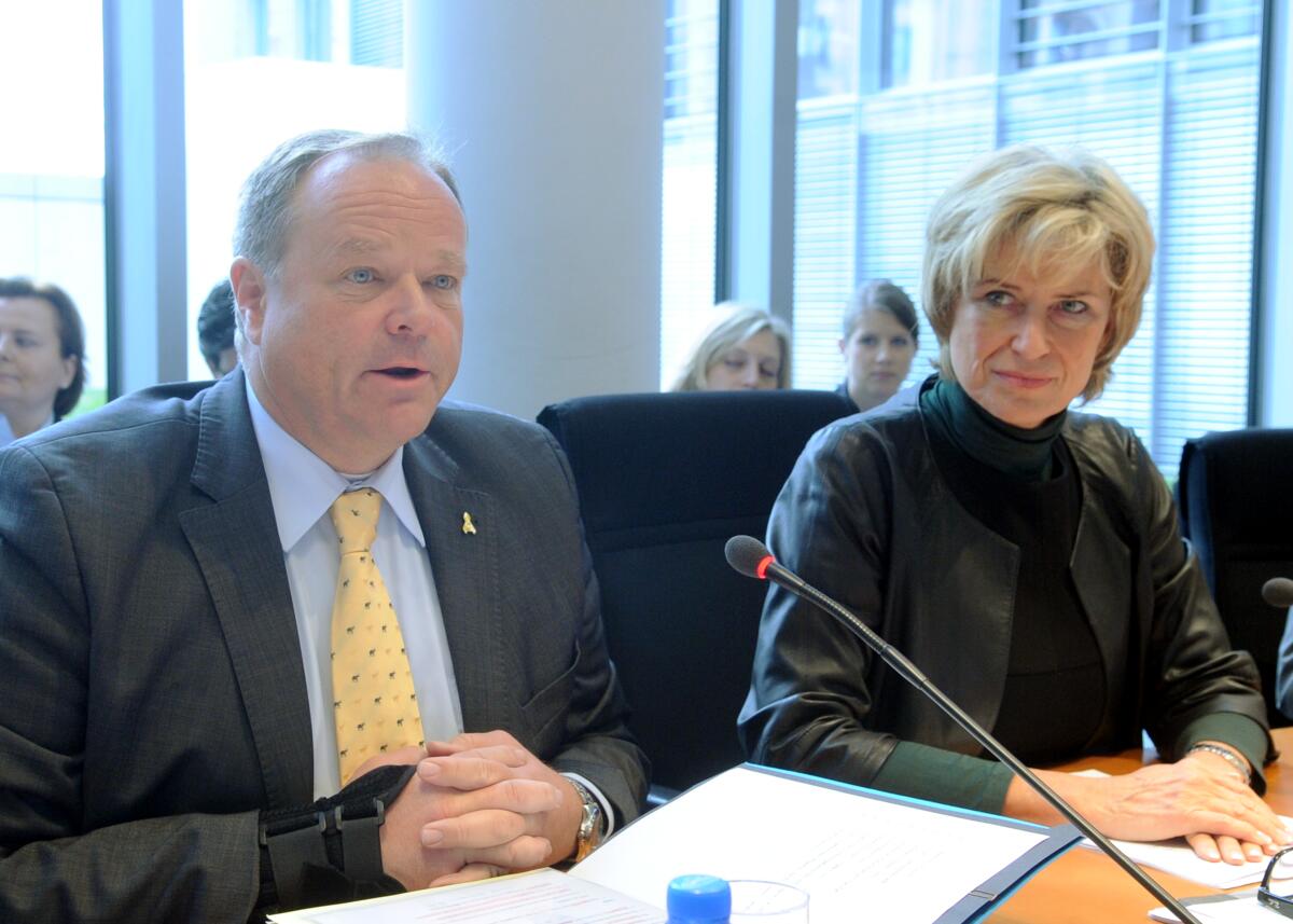 Dirk Niebel, FDP, Bundesminister für wirtschaftliche Zusammenarbeit und Entwicklung, ist zu Gast im gleichnamigen Ausschuss. Dieser wird von der Ausschussvorsitzenden Dagmar Wöhrl, CDU/CSU, geleitet. Niebel, Dirk; Wöhrl, Dagmar G. Dirk Niebel, FDP, Bundesminister für wirtschaftliche Zusammenarbeit und Entwicklung, ist zu Gast im gleichnamigen Ausschuss. Dieser wird von der Ausschussvorsitzenden Dagmar Wöhrl, CDU/CSU, geleitet.