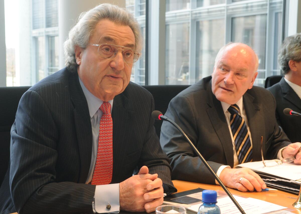Hinsken, Ernst; Hundt, Dieter Prof. Dr. Dieter Hundt, (li), Präsident sowie Dr. Reinhard Göhner, Hauptgeschäftsführer, der Bundesvereinigung der Deutschen Arbeitgeberverbände (BDA), sind zu Gast im Ausschuss des Deutschen Bundestages für Wirtschaft und Technologie. Die Ausschusssitzung wird von dem Auschussvorsitzenden, Ernst Hinsken, (re), CDU/CSU, geleitet.