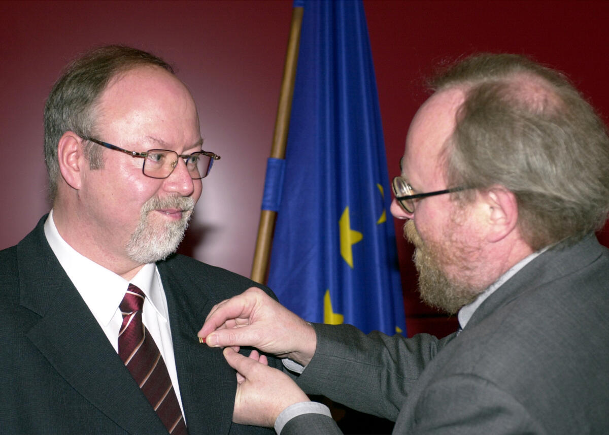 Thierse, Wolfgang; Jung, Michael Bundestagspräsident Wolfgang Thierse, SPD,  verleiht an Michael Jung, CDU,  das Verdienstkreuz am Bande des Verdienstordens der Bundesrepublik Deutschland