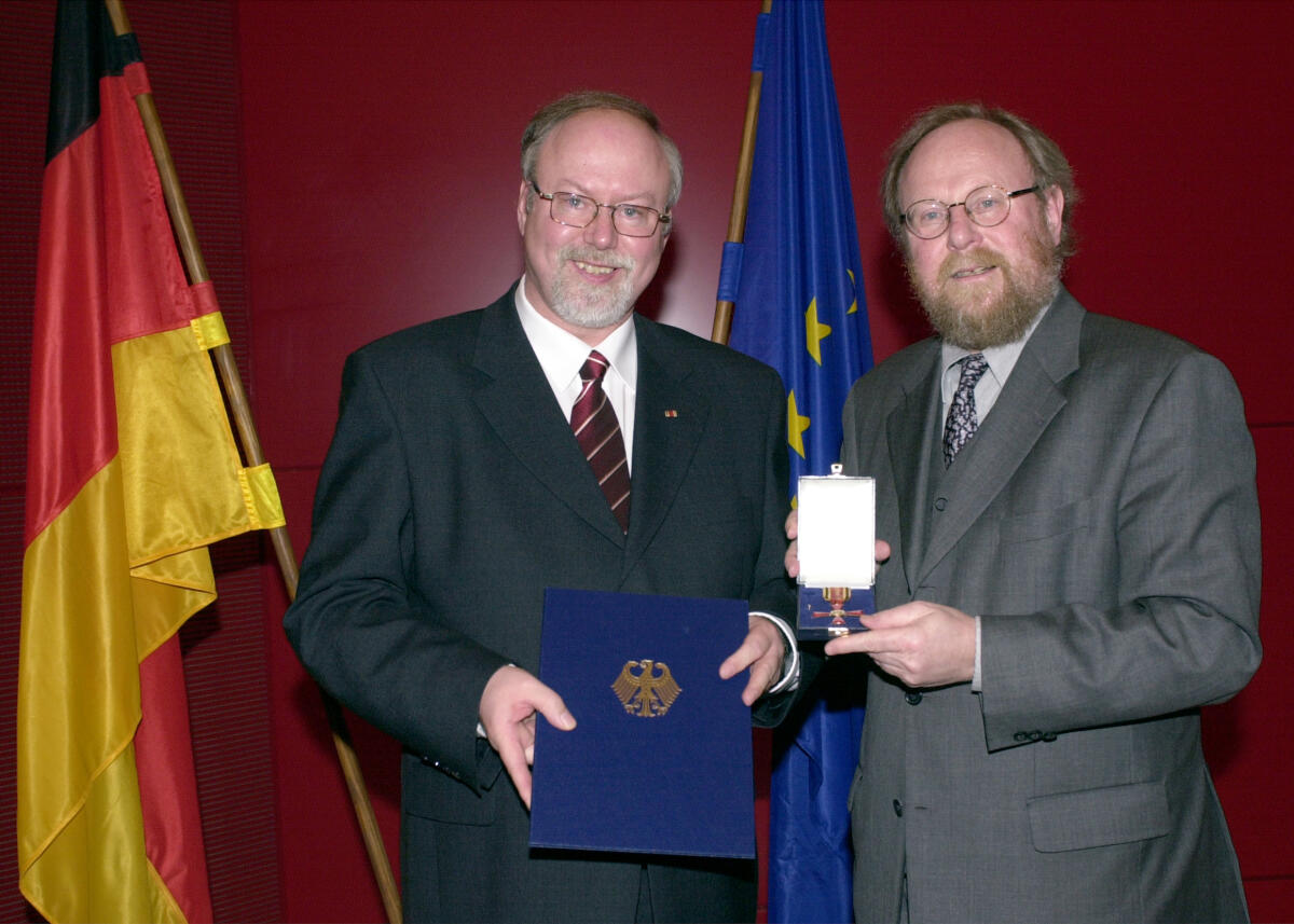 Thierse, Wolfgang; Jung, Michael Bundestagspräsident Wolfgang Thierse, SPD,  verleiht an Michael Jung, CDU,  das Verdienstkreuz am Bande des Verdienstordens der Bundesrepublik Deutschland