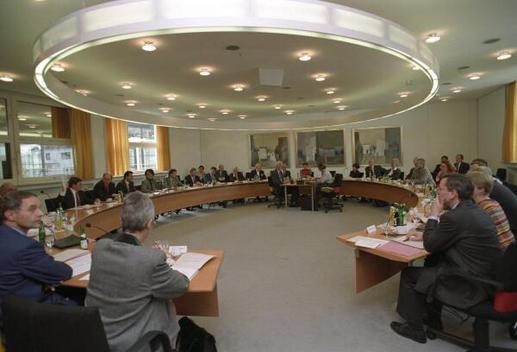 Essen, Jörg van; Kansy, Dietmar; Schmidt, Andreas; Schwalbe, Clemens; Baumeister, Brigitte; Oswald, Eduard; Hörster, Joachim; Klein, Hans; Winkelmann, Helmut; Kabel, Rudolf; Süssmuth, Rita; Vollmer, Antje; Struck, Peter; Fuchs, Katrin; Catenhusen, Wolf-Michael; Küster, Uwe; Schulte, Brigitte Liegenschaften in Bonn, Verwaltung