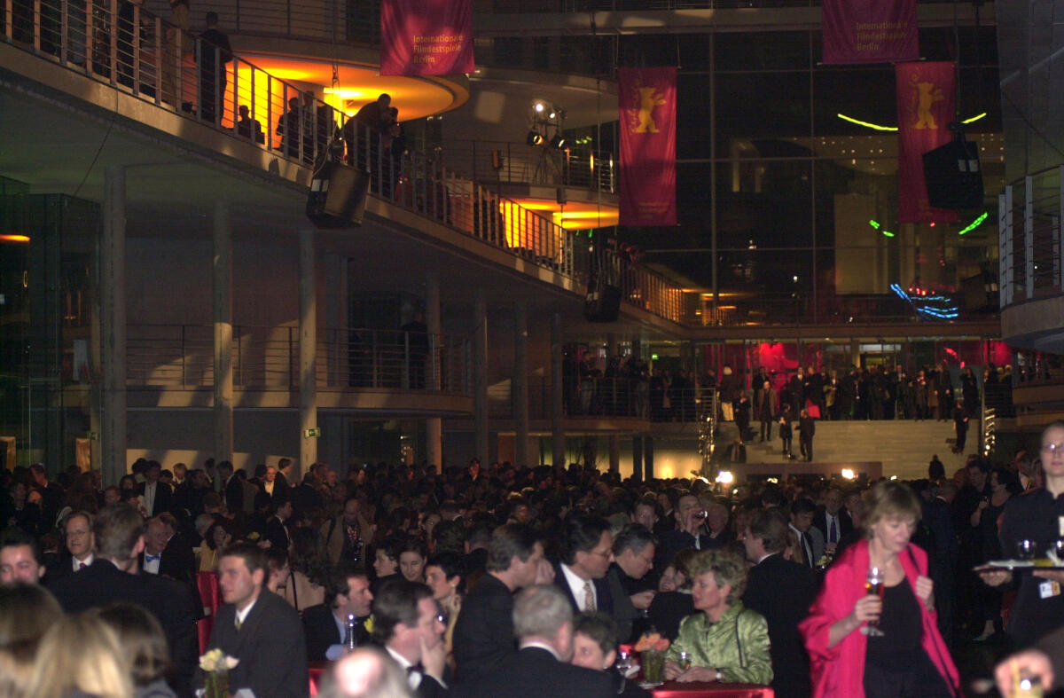 Festveranstaltung anlässlich der 52. Berliner Filmfestspiele, Berlinale.; Party, Veranstaltung, Gäste, Publikum, Besucher, Innenaufnahme Festveranstaltung anlässlich der 52. Berliner Filmfestspiele, Berlinale.; Party, Veranstaltung, Gäste, Publikum, Besucher, Innenaufnahme
