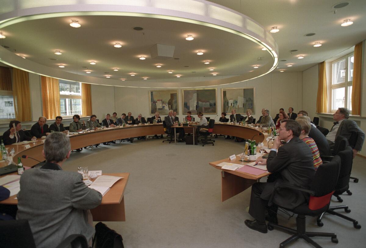 Sitzung des Ältestenrats der 13. Wahlperiode am 16. Februar 1995 im Bundeshaus in Bonn. Kansy, Dietmar; Schmidt, Andreas; Schwalbe, Clemens; Baumeister, Brigitte; Oswald, Eduard; Hörster, Joachim; Schmidbauer, Bernd; Klein, Hans; Winkelmann, Helmut; Kabel, Rudolf; Süssmuth, Rita; Vollmer, Antje; Struck, Peter; Fuchs, Katrin; Catenhusen, Wolf-Michael; Küster, Uwe; Schulte, Brigitte; Conradi, Peter Sitzung des Ältestenrats der 13. Wahlperiode am 16. Februar 1995 im Bundeshaus in Bonn.
