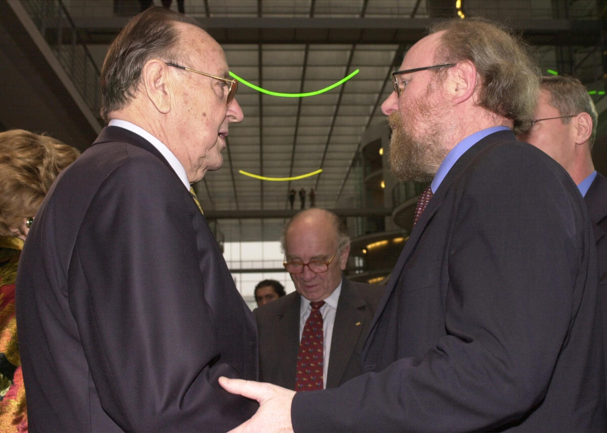 Gratulation von Bundestagspräsident Wolfgang Thierse, S'PD, anlässlich des 75. Geburtstages von Hans-Dietrich Genscher, F.D.P. Thierse, Wolfgang; Genscher, Hans-Dietrich Gratulation von Bundestagspräsident Wolfgang Thierse, S'PD, anlässlich des 75. Geburtstages von Hans-Dietrich Genscher, F.D.P.