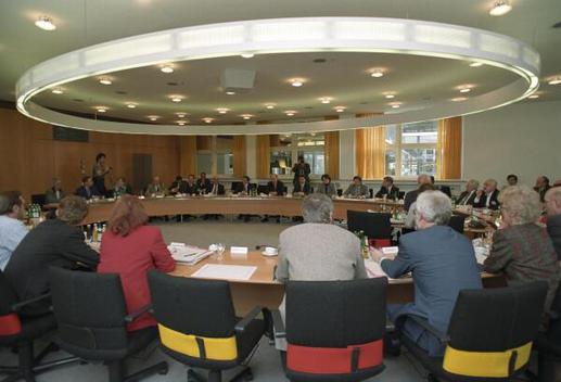 Albowitz, Ina; Essen, Jörg van; Limbach, Editha; Scheu, Gerhard; Kriedner, Arnulf; Roth, Adolf; Kansy, Dietmar; Schmidt, Andreas; Schwalbe, Clemens; Baumeister, Brigitte; Oswald, Eduard; Conradi, Peter; Winkelmann, Helmut; Hirsch, Burkhard; Klein, Hans; Struck, Peter Liegenschaften in Bonn, Verwaltung