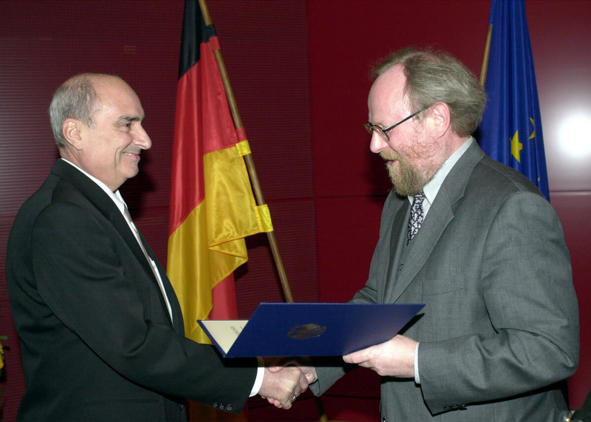 Thierse, Wolfgang; Schulte, Dieter Bundestagspräsident Wolfgang Thierse verleiht an Dr. Dieter Schulte, das Große Verdienstkreuz des Verdiensordens der Bundesrepublik Deutschland