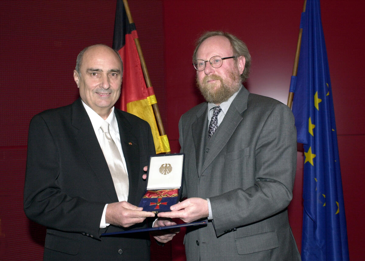 Thierse, Wolfgang; Schulte, Dieter Bundestagspräsident Wolfgang Thierse verleiht an Dr. Dieter Schulte, das Große Verdienstkreuz des Verdiensordens der Bundesrepublik Deutschland