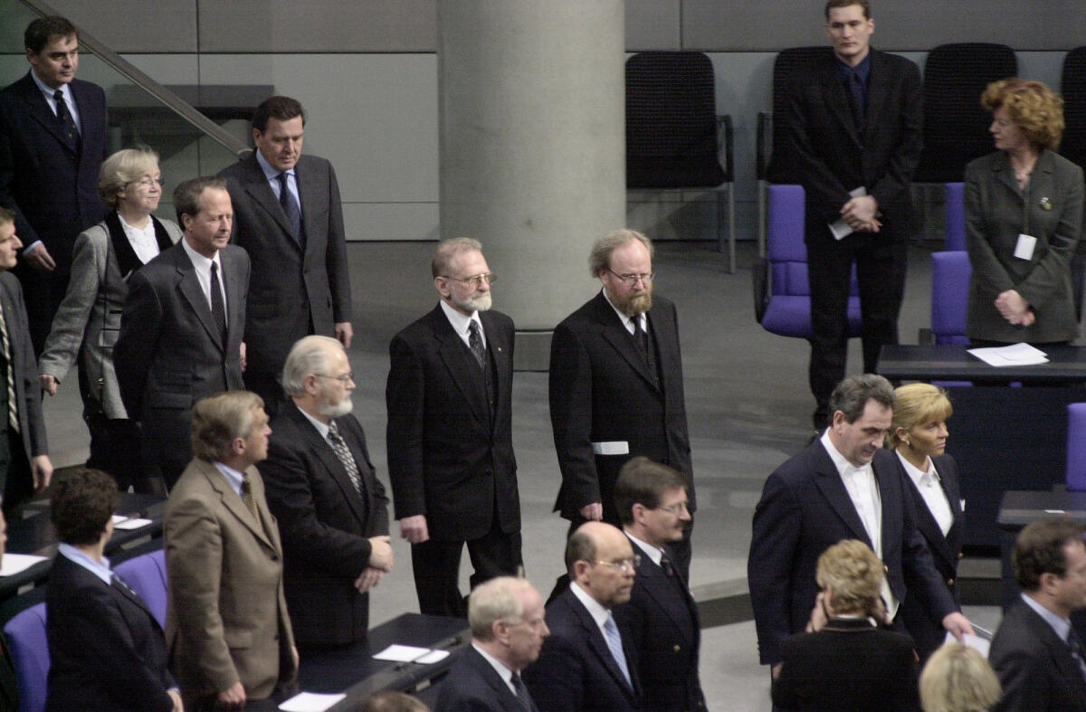 Gedenkveranstaltung des Deutschen Bundestages für die Opfer des Nationalsozialismus, Prof. Dr. Bronislaw Geremek, ehemaliger Außenminister der Republik Polen, links neben Wolfgang Thierse, Bundestagspräsident, SPD, zu Beginn der Veranstaltung.; Gedenkfeier Thierse, Wolfgang; Geremek, Bronislaw; Schröder, Gerhard Gedenkveranstaltung des Deutschen Bundestages für die Opfer des Nationalsozialismus, Prof. Dr. Bronislaw Geremek, ehemaliger Außenminister der Republik Polen, links neben Wolfgang Thierse, Bundestagspräsident, SPD, zu Beginn der Veranstaltung.; Gedenkfeier