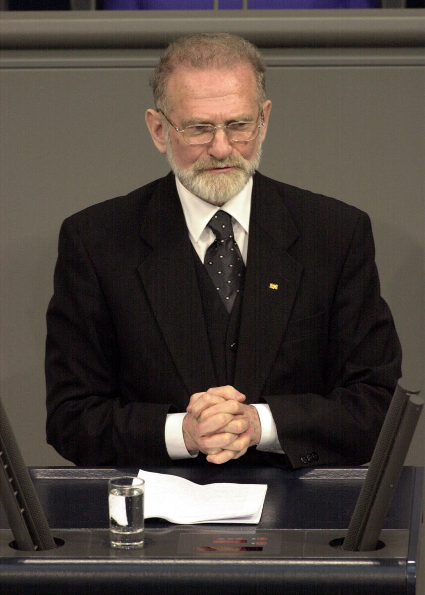 Prof. Dr. Bronislaw Geremek, ehemaliger Außenminister der Republik Polen, hält eine Rede bei der Gedenkveranstaltung des Deutschen Bundestages für die Opfer des Nationalsozialismus.; Redner, Rednerpult Geremek, Bronislaw Prof. Dr. Bronislaw Geremek, ehemaliger Außenminister der Republik Polen, hält eine Rede bei der Gedenkveranstaltung des Deutschen Bundestages für die Opfer des Nationalsozialismus.; Redner, Rednerpult