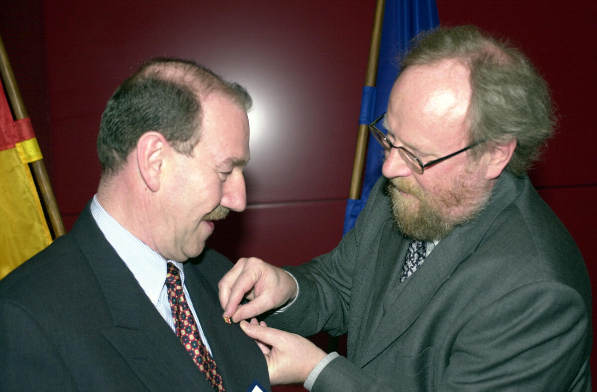 Thierse, Wolfgang; Hasenfratz, Klaus Bundestagspräsident Wolfgang Thierse verleiht an Klaus Hasenfratz, MdB,  SPD, das Verdienstkreuz am Bande des Verdienstordens der Bundesrepublik Deutschland