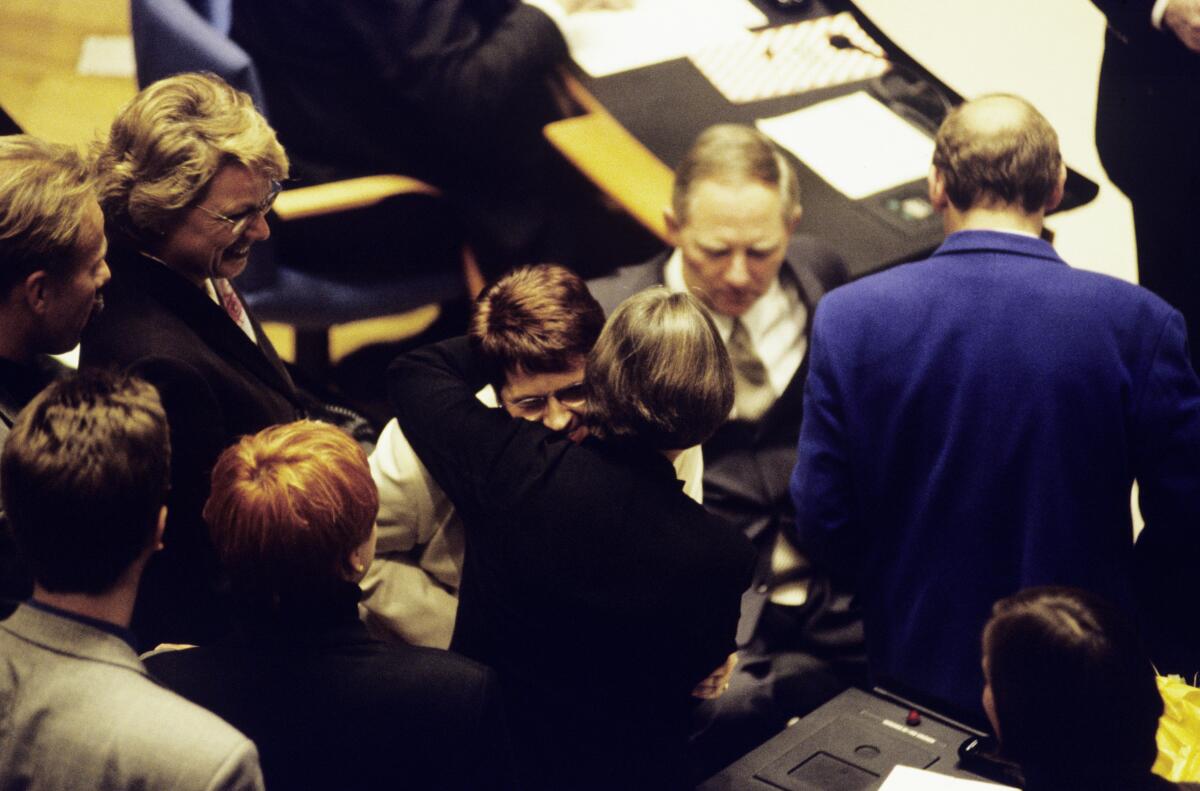 Die Konstituierende Sitzung der 14. Wahlperiode findet im neuen Bonner Plenarsaal statt. Antje Vollmer, Bündnis 90/Die Grünen, MdB, verabschiedet Rita Süssmuth, CDU/CSU, MdB, die das Amt des Bundestagspräsidenten an Wolfgang Thierse, SPD, MdB, abgeben muss.; Bundestagsabgeordnete, Abgeordnete, verabschieden Süssmuth, Rita; Schäuble, Wolfgang; Vollmer, Antje Die Konstituierende Sitzung der 14. Wahlperiode findet im neuen Bonner Plenarsaal statt. Antje Vollmer, Bündnis 90/Die Grünen, MdB, verabschiedet Rita Süssmuth, CDU/CSU, MdB, die das Amt des Bundestagspräsidenten an Wolfgang Thierse, SPD, MdB, abgeben muss.; Bundestagsabgeordnete, Abgeordnete, verabschieden