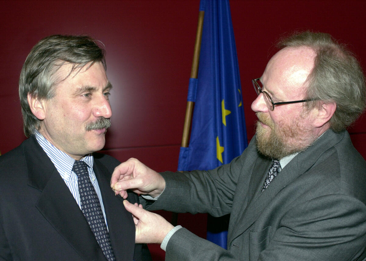 Thierse, Wolfgang; Schütz, Dietmar Bundestagspräsident Wolfgang Thierse, SPD,  verleiht an Dietmar Schütz, SPD, das Verdienstkreuz am Bande des Verdienstordens der Bundesrepublik Deutschland