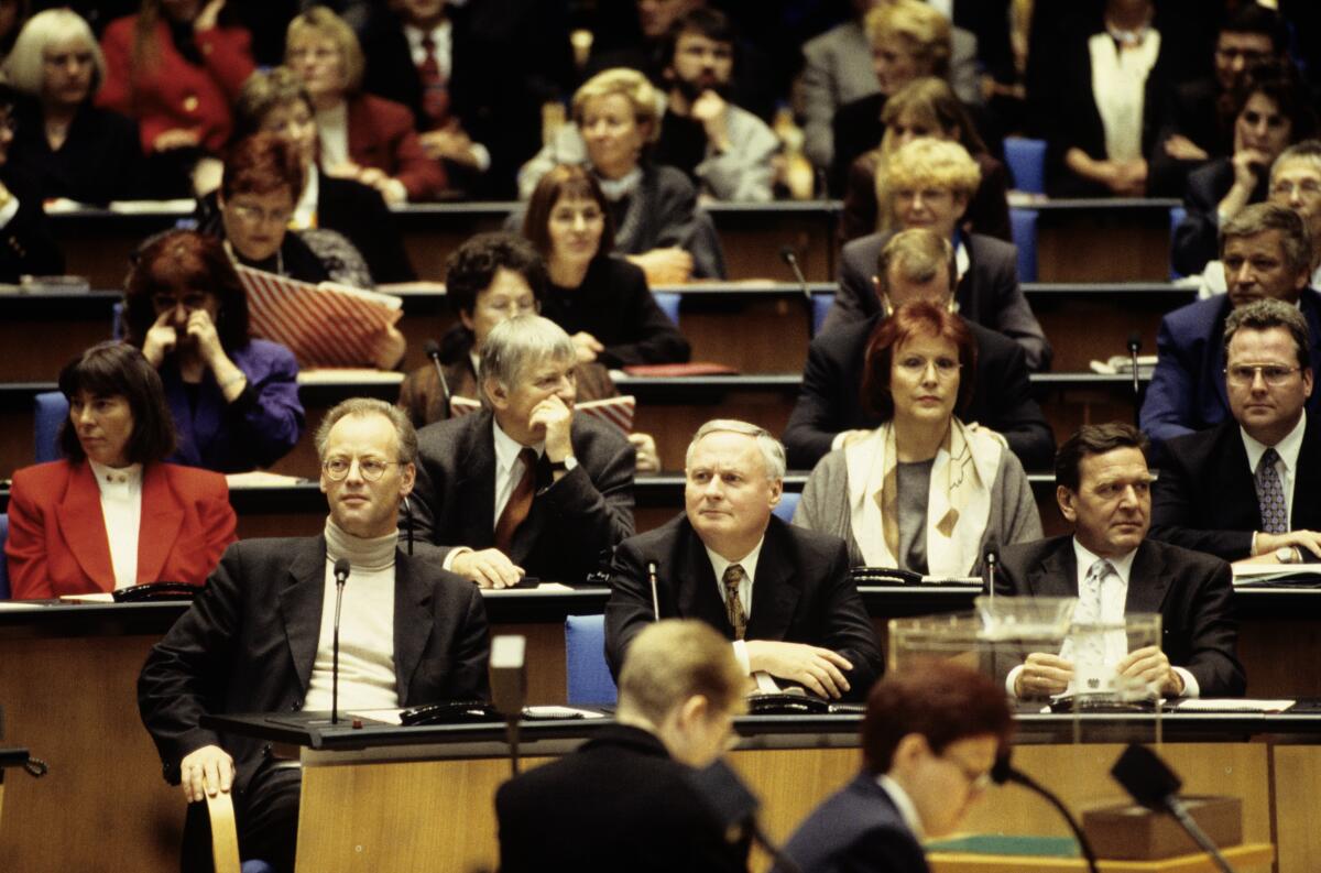 Die Konstituierende Sitzung der 14. Wahlperiode findet im neuen Bonner Plenarsaal statt. Blick auf die SPD-Fraktion. 1. Reihe v.l.n.r.: Rudolf Scharping, Oskar Lafontaine und Gerhard Schröder, alle MdB.; Bundestagsabgeordnete, Abgeordnete, Fraktion Schröder, Gerhard; Lafontaine, Oskar; Scharping, Rudolf; Schily, Otto; Wieczorek-Zeul, Heidemarie Die Konstituierende Sitzung der 14. Wahlperiode findet im neuen Bonner Plenarsaal statt. Blick auf die SPD-Fraktion. 1. Reihe v.l.n.r.: Rudolf Scharping, Oskar Lafontaine und Gerhard Schröder, alle MdB.; Bundestagsabgeordnete, Abgeordnete, Fraktion