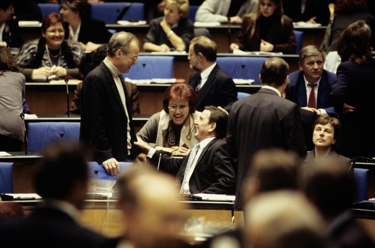 Die Konstituierende Sitzung der 14. Wahlperiode findet im neuen Bonner Plenarsaal statt. Blick auf die SPD-Fraktion. Gerhard Schröder im Gespräch mit Rudolf Scharping und Heidemarie Wieczorek-Zeul, alle MdB.; Bundestagsabgeordnete, Abgeordnete, Gespräch, Unterhaltung Scharping, Rudolf; Schröder, Gerhard; Fuchs, Anke; Wieczorek-Zeul, Heidemarie Die Konstituierende Sitzung der 14. Wahlperiode findet im neuen Bonner Plenarsaal statt. Blick auf die SPD-Fraktion. Gerhard Schröder im Gespräch mit Rudolf Scharping und Heidemarie Wieczorek-Zeul, alle MdB.; Bundestagsabgeordnete, Abgeordnete, Gespräch, Unterhaltung