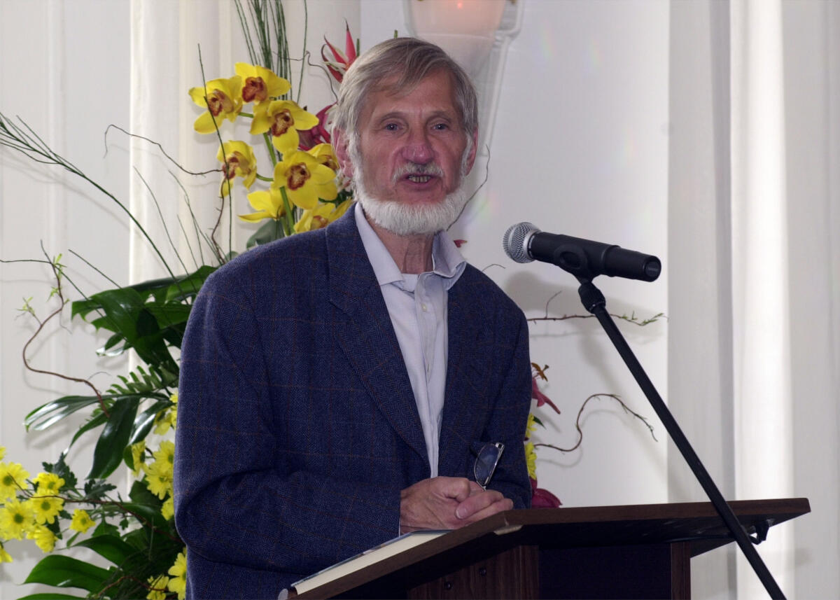 Thierse, Wolfgang; Neudeck, Rupert Buchvorstellung "Die Menschenretter von Cap Anamur", Autor Rupert Neudeck und Redner, Buch, Präsentation