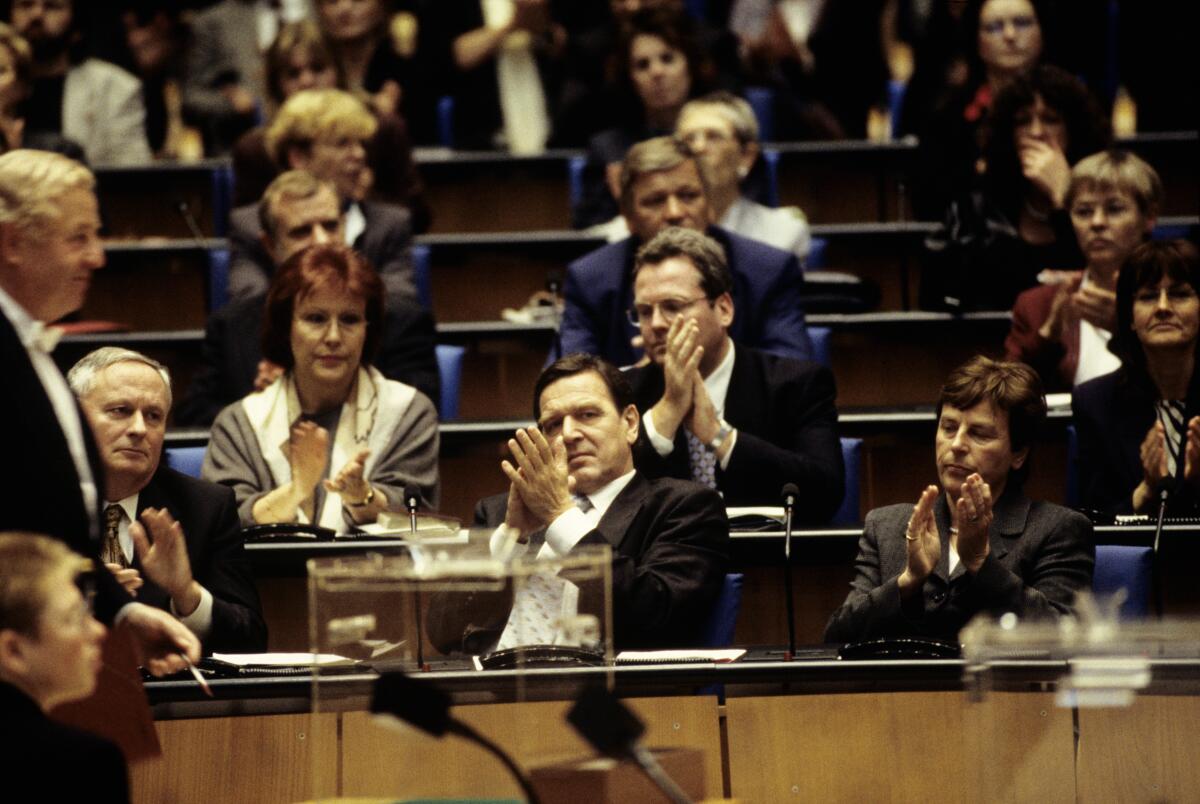 Die Konstituierende Sitzung der 14. Wahlperiode findet im neuen Bonner Plenarsaal statt. Blick auf die SPD-Fraktion. V.l.n.r.: Oskar Lafontaine, Gerhard Schröder, Anke Fuchs, alle MdB.; Bundestagsabgeordnete, Abgeordnete, Fraktion, Applaus, applaudieren, Beifall Schröder, Gerhard; Lafontaine, Oskar; Fuchs, Anke; Wieczorek-Zeul, Heidemarie Die Konstituierende Sitzung der 14. Wahlperiode findet im neuen Bonner Plenarsaal statt. Blick auf die SPD-Fraktion. V.l.n.r.: Oskar Lafontaine, Gerhard Schröder, Anke Fuchs, alle MdB.; Bundestagsabgeordnete, Abgeordnete, Fraktion, Applaus, applaudieren, Beifall