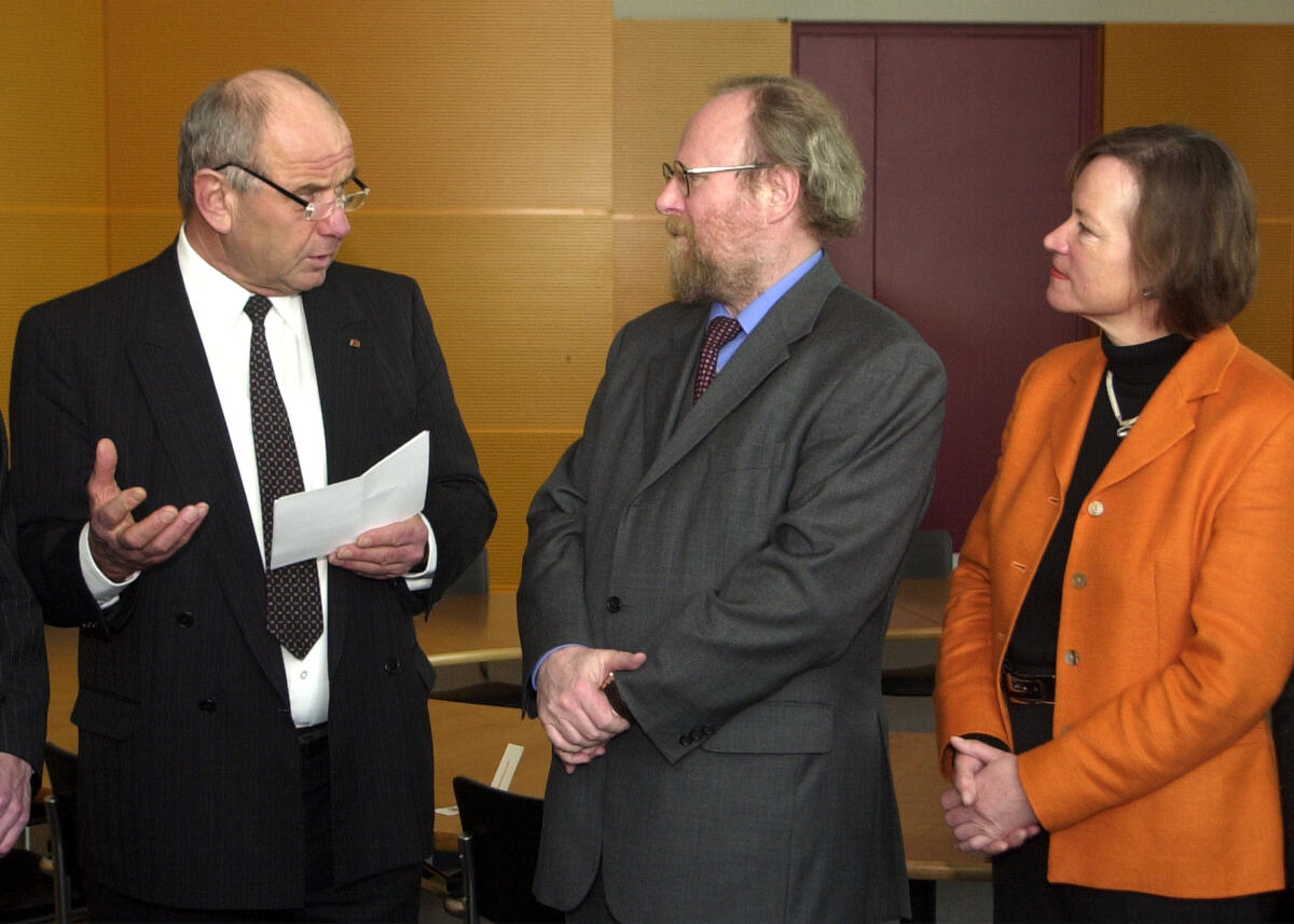 Bundestagspräsident Wolfgang Thierse (mitte), SPD, nimmt den Schlussbericht vom Vorsitzenden der Enquete-Kommission, Herrn Walter Link, CDU/CSU, und Irmingard Schewe-Gerik, Bündnis 90/Die Grünen, MdB, entgegen.; Schlussbericht Thierse, Wolfgang; Link, Walter; Schewe-Gerigk, Irmingard Bundestagspräsident Wolfgang Thierse (mitte), SPD, nimmt den Schlussbericht vom Vorsitzenden der Enquete-Kommission, Herrn Walter Link, CDU/CSU, und Irmingard Schewe-Gerik, Bündnis 90/Die Grünen, MdB, entgegen.; Schlussbericht