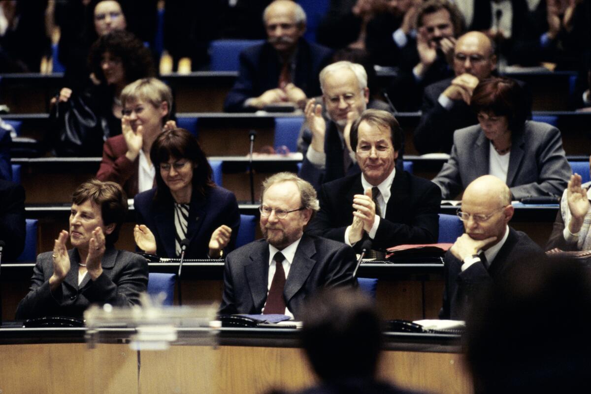 Die Konstituierende Sitzung der 14. Wahlperiode findet im neuen Bonner Plenarsaal statt. Blick auf die SPD-Fraktion.; 1. Reihe (v.l.n.r.): Anke Fuchs, Wolfgang Thierse und Peter Struck, alle MdB. Die Fraktionskollegen applaudieren dem neugewählten Bundestagspräsidenten Wolfgang Thierse zum Wahlsieg.; Bundestagsabgeordnete, Abgeordnete, Vorsitzender, Bundestagspräsident, Fraktion, Applaus, Beifall, Wahlsieg Fuchs, Anke; Thierse, Wolfgang; Struck, Peter; Müntefering, Franz Die Konstituierende Sitzung der 14. Wahlperiode findet im neuen Bonner Plenarsaal statt. Blick auf die SPD-Fraktion.; 1. Reihe (v.l.n.r.): Anke Fuchs, Wolfgang Thierse und Peter Struck, alle MdB. Die Fraktionskollegen applaudieren dem neugewählten Bundestagspräsidenten Wolfgang Thierse zum Wahlsieg.; Bundestagsabgeordnete, Abgeordnete, Vorsitzender, Bundestagspräsident, Fraktion, Applaus, Beifall, Wahlsieg