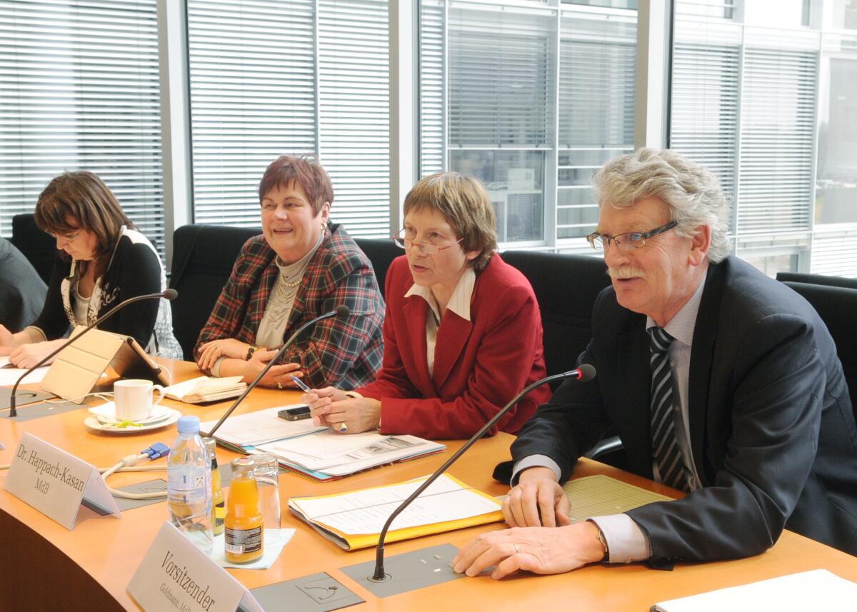 Clemens Neumann, Abtl.leiter im BMELV, ist als Berichterstatter im Ausschuss des Deutschen Bundestages für Ernährung, Landwirtschaft und Verbraucherschutz. Das Gespräch leitet der Vorsitzende des Ausschusses, Hans-Michael Goldmann, (re), FDP, Christel Happach-Kasan, (2.v.li), FDP, Carola Stauche, (3.v.li), CDU/CSU, beide Mitglieder des Deutschen Bundestages und des Ausschusses. Goldmann, Hans-Michael; Happach-Kasan, Christel; Stauche, Carola Clemens Neumann, Abtl.leiter im BMELV, ist als Berichterstatter im Ausschuss des Deutschen Bundestages für Ernährung, Landwirtschaft und Verbraucherschutz. Das Gespräch leitet der Vorsitzende des Ausschusses, Hans-Michael Goldmann, (re), FDP, Christel Happach-Kasan, (2.v.li), FDP, Carola Stauche, (3.v.li), CDU/CSU, beide Mitglieder des Deutschen Bundestages und des Ausschusses.