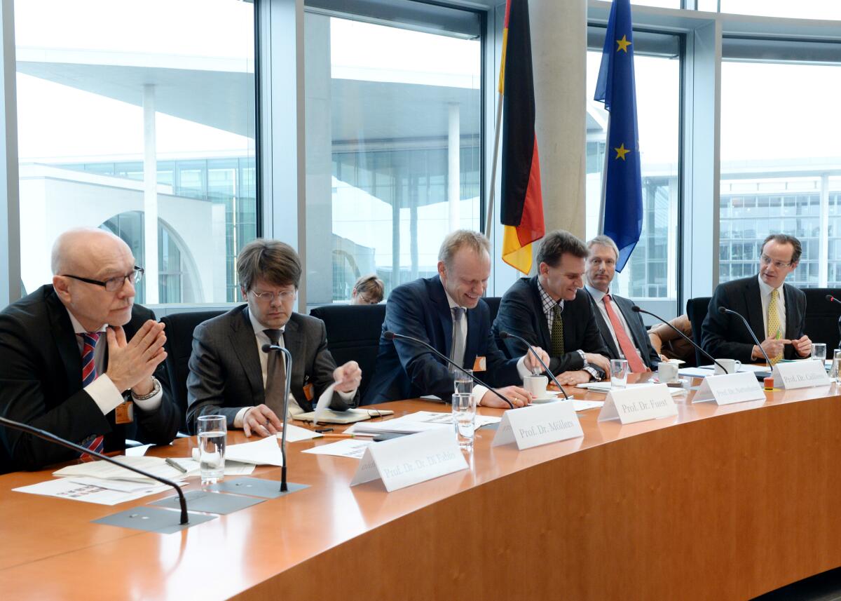 Krichbaum, Gunther; Fuest, Clemens; Di Fabio, Udo; Möllers, Christoph; Nettesheim, Martin; Calliess, Christian Gunther Krichbaum, (re), CDU/CSU, Vorsitzender des Ausschusses des Deutschen Bundestages für die Angelegenehieten der Europäischen Union, leitet die 5. Ausschusssitzung, in der es im 2. Tagesordnungspunkt um die Entscheidung des Bundesverfassungsgerichts vom 14. Januar 2014 in Sachen OMT geht. An diesem Gespräch nehmen Prof. Dr. Christian Calliess (2.v.re) von der Freien Universität Berlin, Prof. Dr. Martin Nettesheim (3.v.re) von der Eberhard Karls Universität Tübingen, Prof. Dr. Clemens Fuest (3.v.li) vom Zentrum für Europäische Wirtschaftsforschung Mannheim, Prof. Dr. Christoph Möllers (2.v.li) von der Humboldt-Universität Berlin, und Prof. Dr. Dr. Udo Di Fabio (li) von der Rheinischen Friedrich-Wilhelm-Universität Bonn, teil.