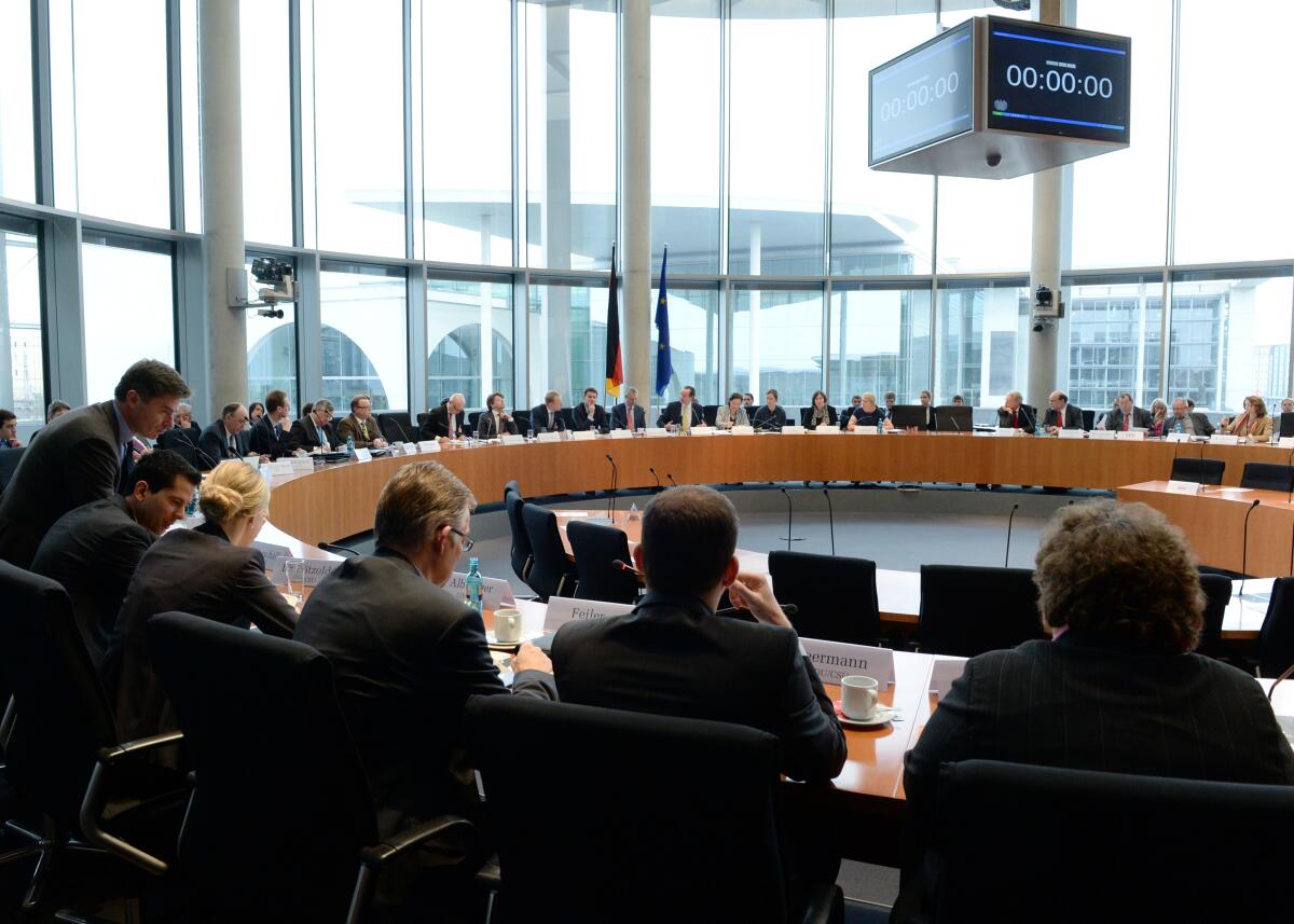 Gunther Krichbaum, CDU/CSU, Vorsitzender des Ausschusses des Deutschen Bundestages für die Angelegenehieten der Europäischen Union, leitet die 5. Ausschusssitzung, in der es im 2. Tagesordnungspunkt um die Entscheidung des Bundesverfassungsgerichts vom 14. Januar 2014 in Sachen OMT geht. An diesem Gespräch nehmen Prof. Dr. Christian Callies von der Freien Universität Berlin, Prof. Dr. Martin Nettesheim von der Eberhard Karls Universität Tübingen, Prof. Dr. Clemens Fuest vom Zentrum für Europäische Wirtschaftsforschung Mannheim, Prof. Dr. Christoph Möllers von der Humboldt-Universität Berlin, und Prof. Dr. Dr. Udo Di Fabio von der Rheinischen Friedrich-Wilhelm-Universität Bonn, teil.; Übersicht. Gunther Krichbaum, CDU/CSU, Vorsitzender des Ausschusses des Deutschen Bundestages für die Angelegenehieten der Europäischen Union, leitet die 5. Ausschusssitzung, in der es im 2. Tagesordnungspunkt um die Entscheidung des Bundesverfassungsgerichts vom 14. Januar 2014 in Sachen OMT geht. An diesem Gespräch nehmen Prof. Dr. Christian Callies von der Freien Universität Berlin, Prof. Dr. Martin Nettesheim von der Eberhard Karls Universität Tübingen, Prof. Dr. Clemens Fuest vom Zentrum für Europäische Wirtschaftsforschung Mannheim, Prof. Dr. Christoph Möllers von der Humboldt-Universität Berlin, und Prof. Dr. Dr. Udo Di Fabio von der Rheinischen Friedrich-Wilhelm-Universität Bonn, teil.; Übersicht.