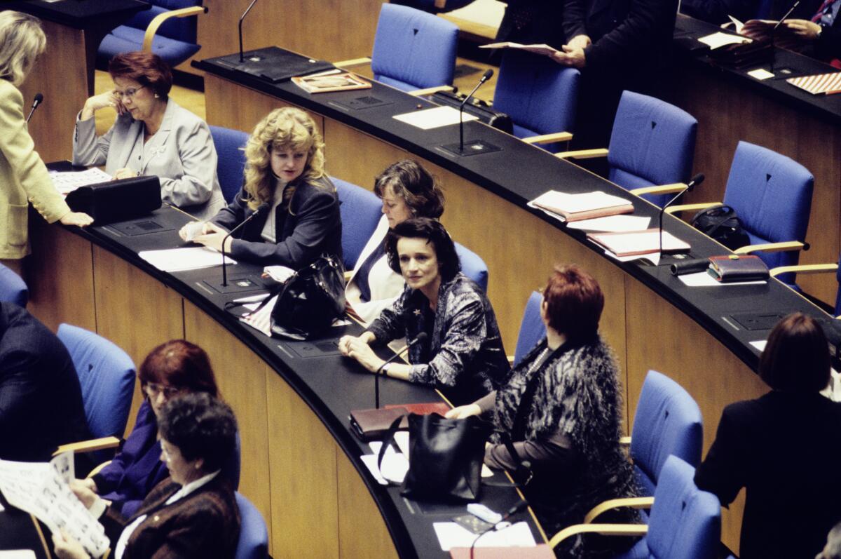Die Konstituierende Sitzung der 14. Wahlperiode findet im neuen Bonner Plenarsaal statt.; Bundestagsabgeordnete, Abgeordnete Die Konstituierende Sitzung der 14. Wahlperiode findet im neuen Bonner Plenarsaal statt.; Bundestagsabgeordnete, Abgeordnete