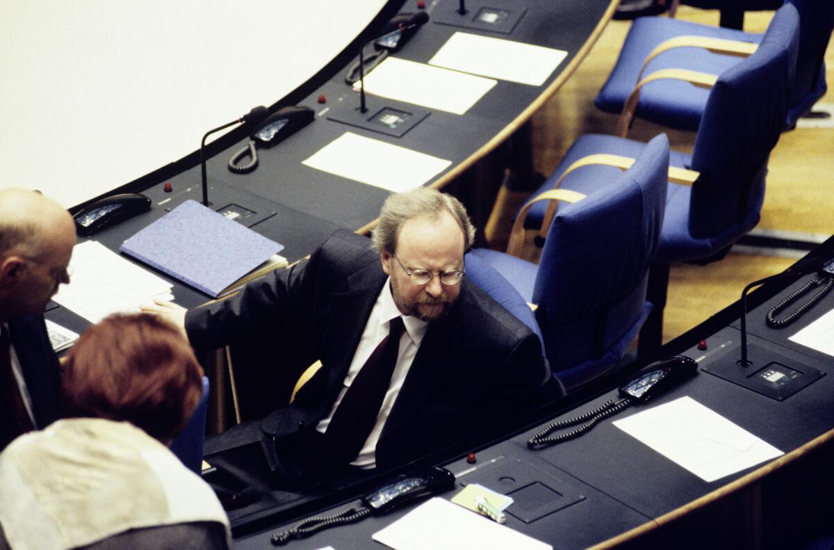 Die Konstituierende Sitzung der 14. Wahlperiode findet im neuen Bonner Plenarsaal statt.; Der zum neuen Bundestagspräsidenten gewählte Wolfgang Thierse, SPD, MdB.; Bundestagsabgeordnete, Abgeordnete Thierse, Wolfgang Die Konstituierende Sitzung der 14. Wahlperiode findet im neuen Bonner Plenarsaal statt.; Der zum neuen Bundestagspräsidenten gewählte Wolfgang Thierse, SPD, MdB.; Bundestagsabgeordnete, Abgeordnete