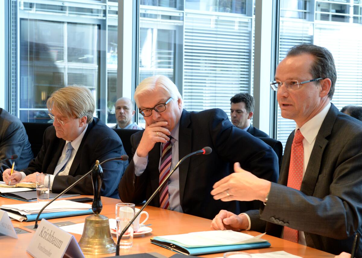 Krichbaum, Gunther; Steinmeier, Frank-Walter; Kotthaus, Martin Dr. Frank-Walter Steinmeier, (mitte), SPD, Bundesaußenminister, ist zu Gast beim Ausschuss des Deutschen Bundestages für die Angelegenheiten der Europäischen Union. Die Sitzung wird vom Vorsitzenden, Gunther Krichbaum, (re), CDU/CSU, geleitet. Links Martin Kotthaus, MD im Auswärtigen Amt.