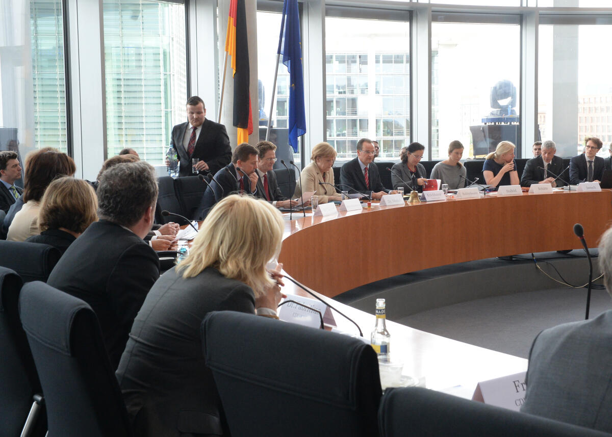  Dr. Angela Merkel, Bundeskanzlerin, CDU/CSU, ist zu Gast beim Ausschuss des Deutschen Bundestages für die Angelegenheiten der Europäischen Union. Gunther Krichbaum, CDU/CSU, Vorsitzender des Ausschusses, leitet die Sitzung.; Übersicht.