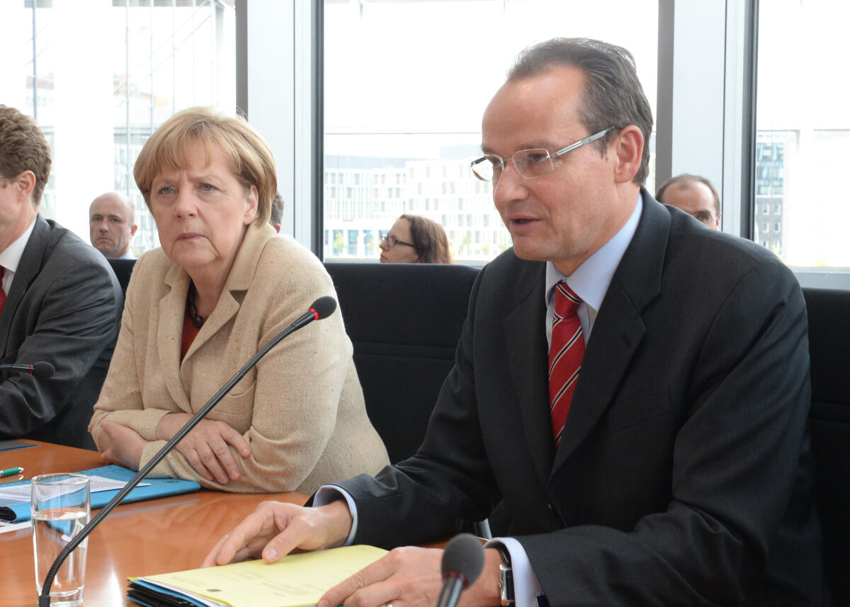 Krichbaum, Gunther; Merkel, Angela Dr. Angela Merkel, Bundeskanzlerin, CDU/CSU, ist zu Gast beim Ausschuss des Deutschen Bundestages für die Angelegenheiten der Europäischen Union. Gunther Krichbaum, CDU/CSU, Vorsitzender des Ausschusses, leitet die Sitzung.