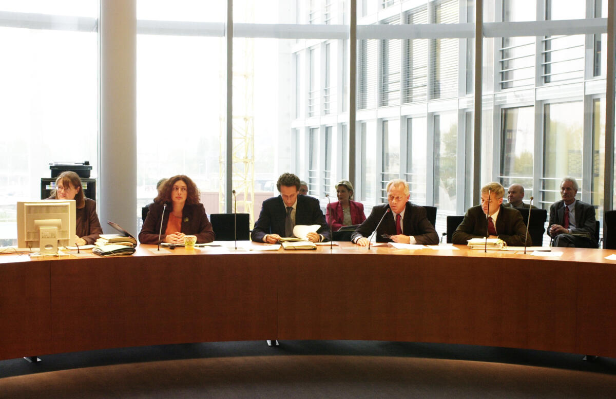 Konstituierende Sitzung des Ausschuss für Kultur und Medien.; Vorsitzende: Monika Griefahn, SPD, rechts daneben Kulturstaatsminister Julian Nida-Rümelin und Regierungssprecher Uwe Carsten Heye.; Sitzungssaal Griefahn, Monika Konstituierende Sitzung des Ausschuss für Kultur und Medien.; Vorsitzende: Monika Griefahn, SPD, rechts daneben Kulturstaatsminister Julian Nida-Rümelin und Regierungssprecher Uwe Carsten Heye.; Sitzungssaal