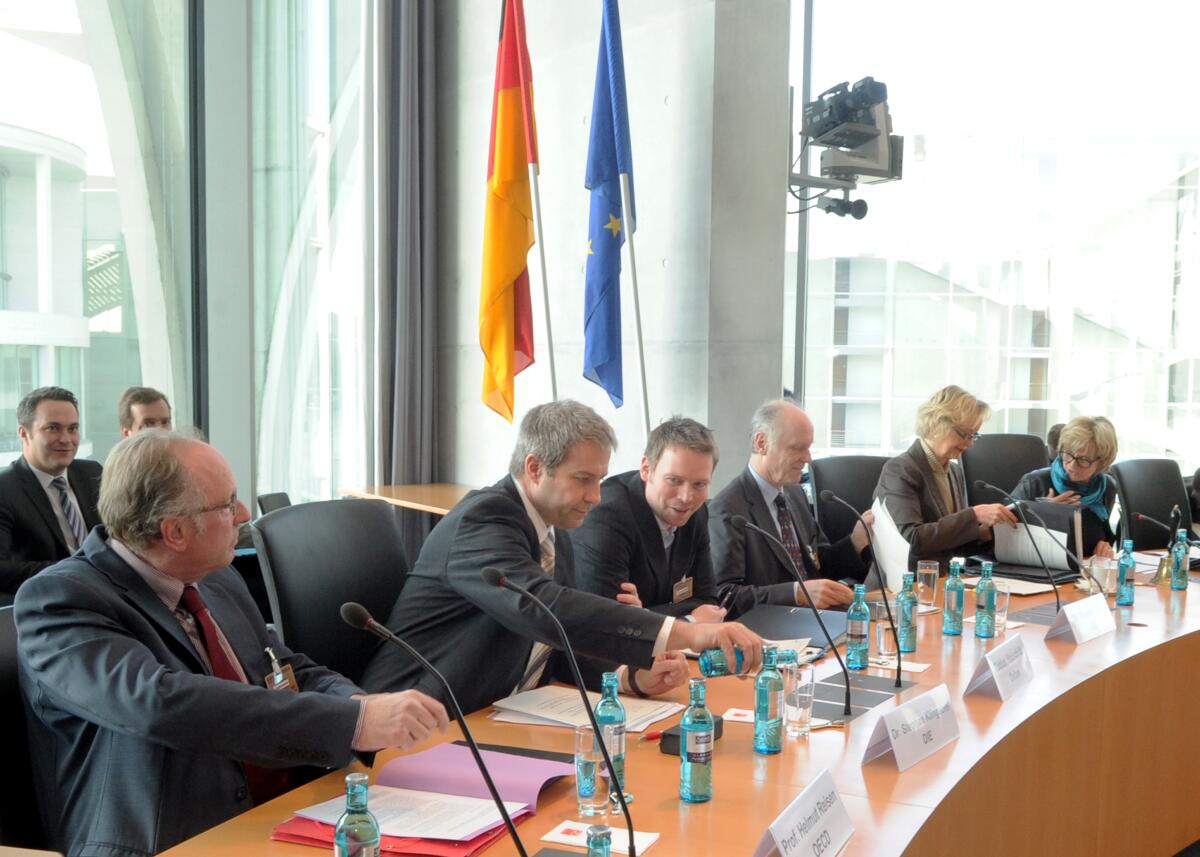 Der Ausschuss des Deutschen Bundestages für wirtschaftliche Zusammenarbeit und Entwicklung hat mit Beteligung von Sachverständigen (hier im Bild) eine Öffentliche Anhörung zum Thema "Die Vor- und Nachteile von bilateralen und multilateraler EZ". Die Sitzung wird von der Ausschussvorsitzenden Dagmar Wöhrl, (re), CDU/CSU, geleitet. 2.v.re: Gudrun Kopp, Psts., FDP. Wöhrl, Dagmar G.; Kopp, Gudrun Der Ausschuss des Deutschen Bundestages für wirtschaftliche Zusammenarbeit und Entwicklung hat mit Beteligung von Sachverständigen (hier im Bild) eine Öffentliche Anhörung zum Thema "Die Vor- und Nachteile von bilateralen und multilateraler EZ". Die Sitzung wird von der Ausschussvorsitzenden Dagmar Wöhrl, (re), CDU/CSU, geleitet. 2.v.re: Gudrun Kopp, Psts., FDP.