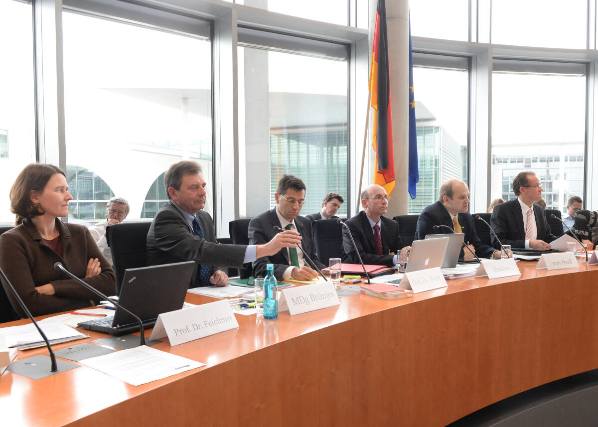 Krichbaum, Gunther Der Ausschuss des Deutschen Bundestages für die Angelegenheiten der Europäischen Union hat unter der Leitung seines Vorsitzenden Gunther Krichbaum, (re), CDU/CSU, und mit Beteiligung von Sachverständigen ein Fachgespräch zur Ratifikation gemischter Abkommen (TTIP).; Übersicht.