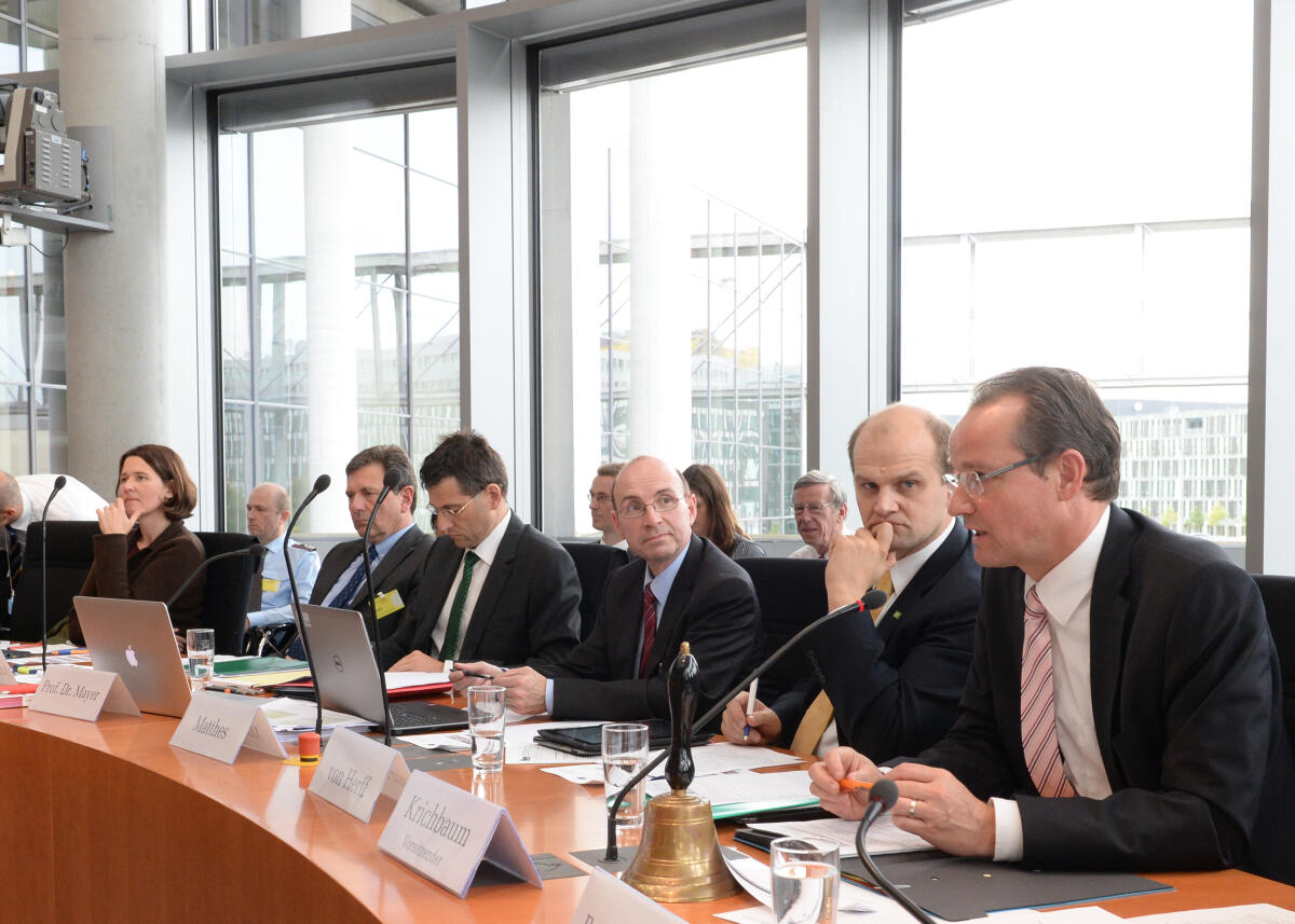 Der Ausschuss des Deutschen Bundestages für die Angelegenheiten der Europäischen Union hat unter der Leitung seines Vorsitzenden Gunther Krichbaum, (re), CDU/CSU, und mit Beteiligung von Sachverständigen ein Fachgespräch zur Ratifikation gemischter Abkommen (TTIP).; Übersicht. Krichbaum, Gunther Der Ausschuss des Deutschen Bundestages für die Angelegenheiten der Europäischen Union hat unter der Leitung seines Vorsitzenden Gunther Krichbaum, (re), CDU/CSU, und mit Beteiligung von Sachverständigen ein Fachgespräch zur Ratifikation gemischter Abkommen (TTIP).; Übersicht.