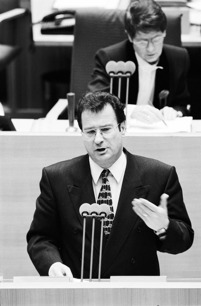 Plenardebatte zur Deutsch-Tschechische Erklärung über die gegenseitigen Beziehungen und deren künftige Entwicklung am 30.01.1997 im Wasserwerk in Bonn.; Bundesminister des Auswärtigen Klaus Kinkel, FDP am Rednerpult. Im Hintergrund Bundestagspräsidentin Rita Süssmuth, CDU/CSU.; Tschechische Republik, Aussöhnung, Bundestagsabgeordneter, Abgeordneter Kinkel, Klaus Plenardebatte zur Deutsch-Tschechische Erklärung über die gegenseitigen Beziehungen und deren künftige Entwicklung am 30.01.1997 im Wasserwerk in Bonn.; Bundesminister des Auswärtigen Klaus Kinkel, FDP am Rednerpult. Im Hintergrund Bundestagspräsidentin Rita Süssmuth, CDU/CSU.; Tschechische Republik, Aussöhnung, Bundestagsabgeordneter, Abgeordneter