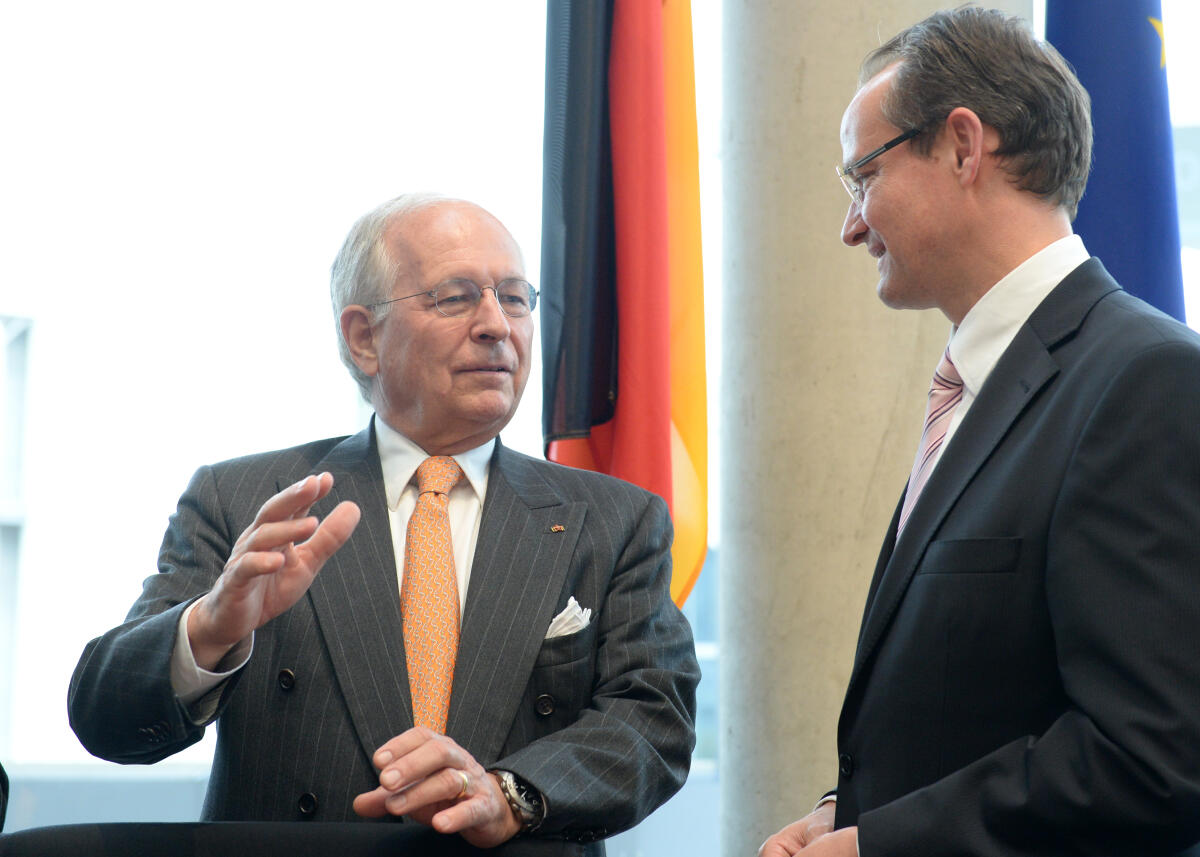 Gunther Krichbaum, (re), CDU/CSU, Vorsitzender des Ausschusses für die Angelegenheiten für die Europäische Union, empfängt Botschafter (a. D.) Wolfgang Friedrich Ischinger, (li), im Ausschuss. Krichbaum, Gunther; Ischinger, Wolfgang Friedrich Gunther Krichbaum, (re), CDU/CSU, Vorsitzender des Ausschusses für die Angelegenheiten für die Europäische Union, empfängt Botschafter (a. D.) Wolfgang Friedrich Ischinger, (li), im Ausschuss.