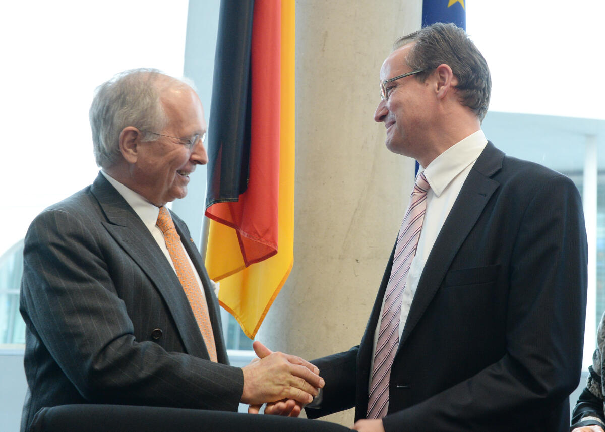 Gunther Krichbaum, (re), CDU/CSU, Vorsitzender des Ausschusses für die Angelegenheiten für die Europäische Union, empfängt Botschafter (a. D.) Wolfgang Friedrich Ischinger, (li), im Ausschuss. Krichbaum, Gunther; Ischinger, Wolfgang Friedrich Gunther Krichbaum, (re), CDU/CSU, Vorsitzender des Ausschusses für die Angelegenheiten für die Europäische Union, empfängt Botschafter (a. D.) Wolfgang Friedrich Ischinger, (li), im Ausschuss.